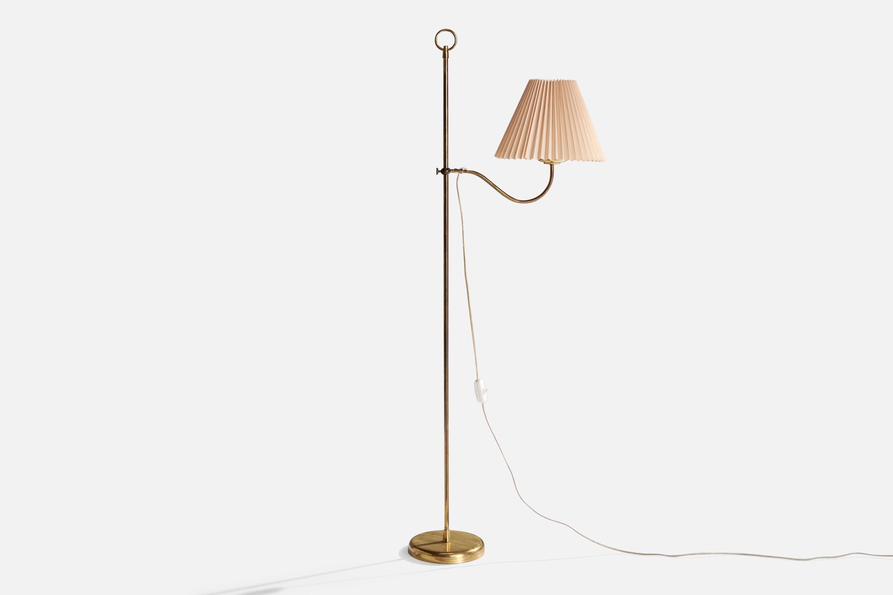Lampadaire réglable en laiton et en papier, conçu et produit en Autriche, C.C. 1940.

Dimensions de la lampe avec abat-jour (pouces) : 52.375