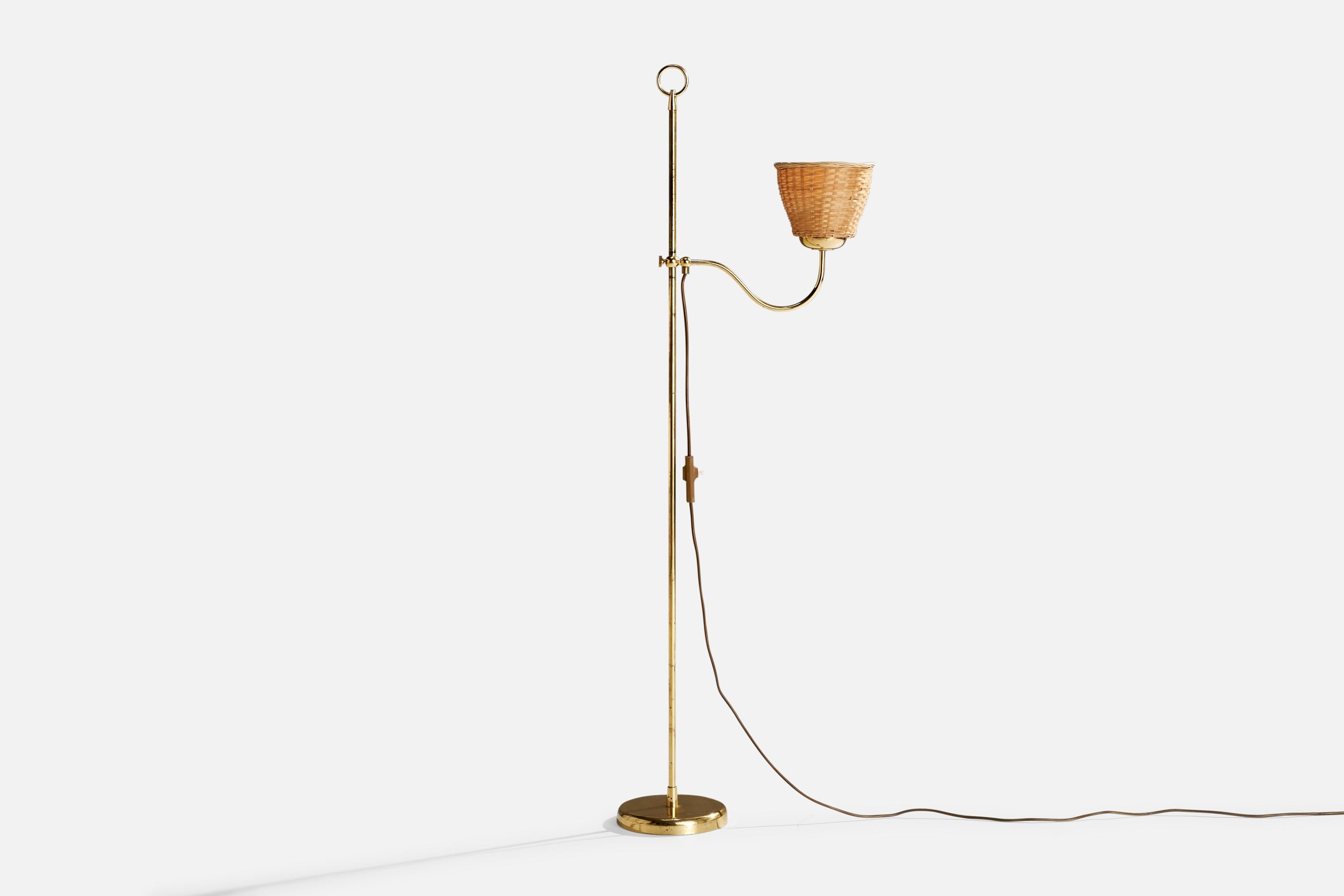 Lampadaire réglable en laiton et en rotin, conçu et produit en Autriche, vers les années 1940.

Dimensions de la lampe avec abat-jour (pouces) : 52.625