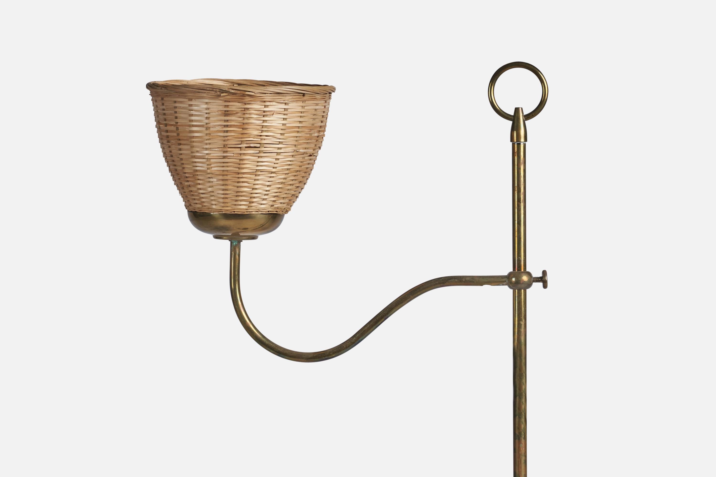 Mid-Century Modern Designer autrichien, lampadaire, laiton, rotin, Autriche, années 1940 en vente