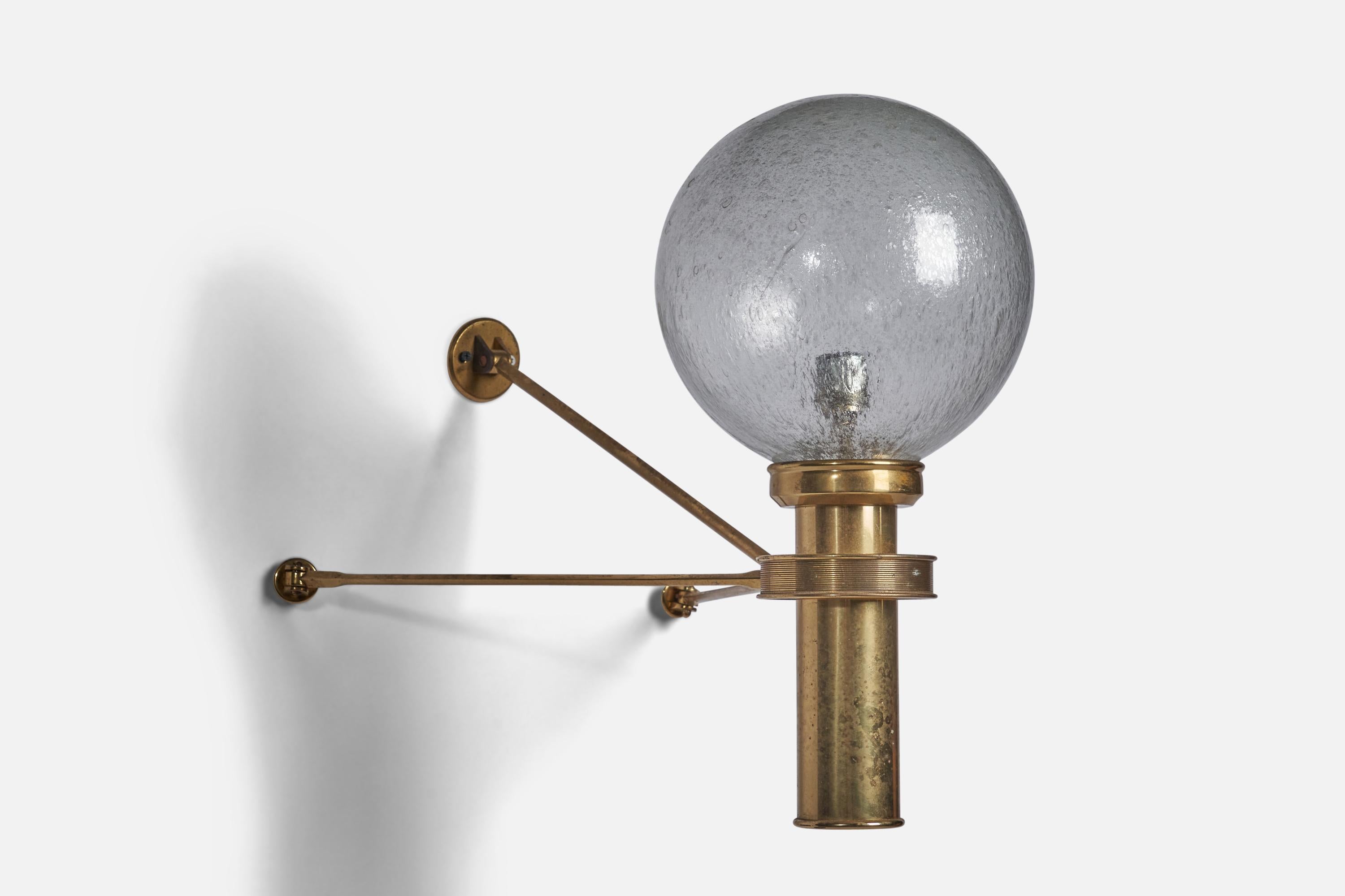 Milieu du XXe siècle Designer autrichien, grandes lampes murales, laiton, verre, Autriche, années 1950 en vente