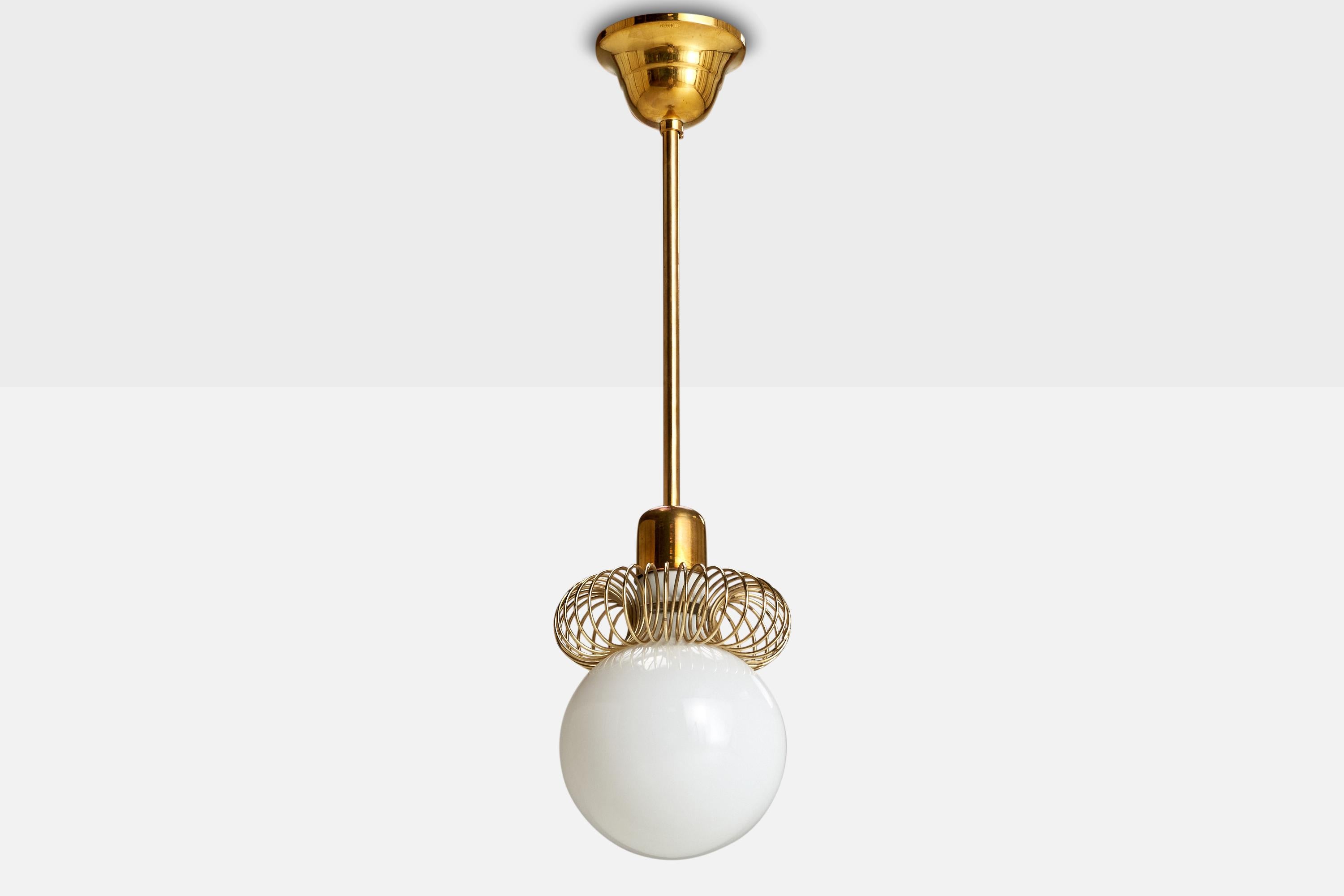 Suspension en laiton et verre opalin conçue et produite en Autriche, C.1950.

Dimensions globales (pouces) : 19.5