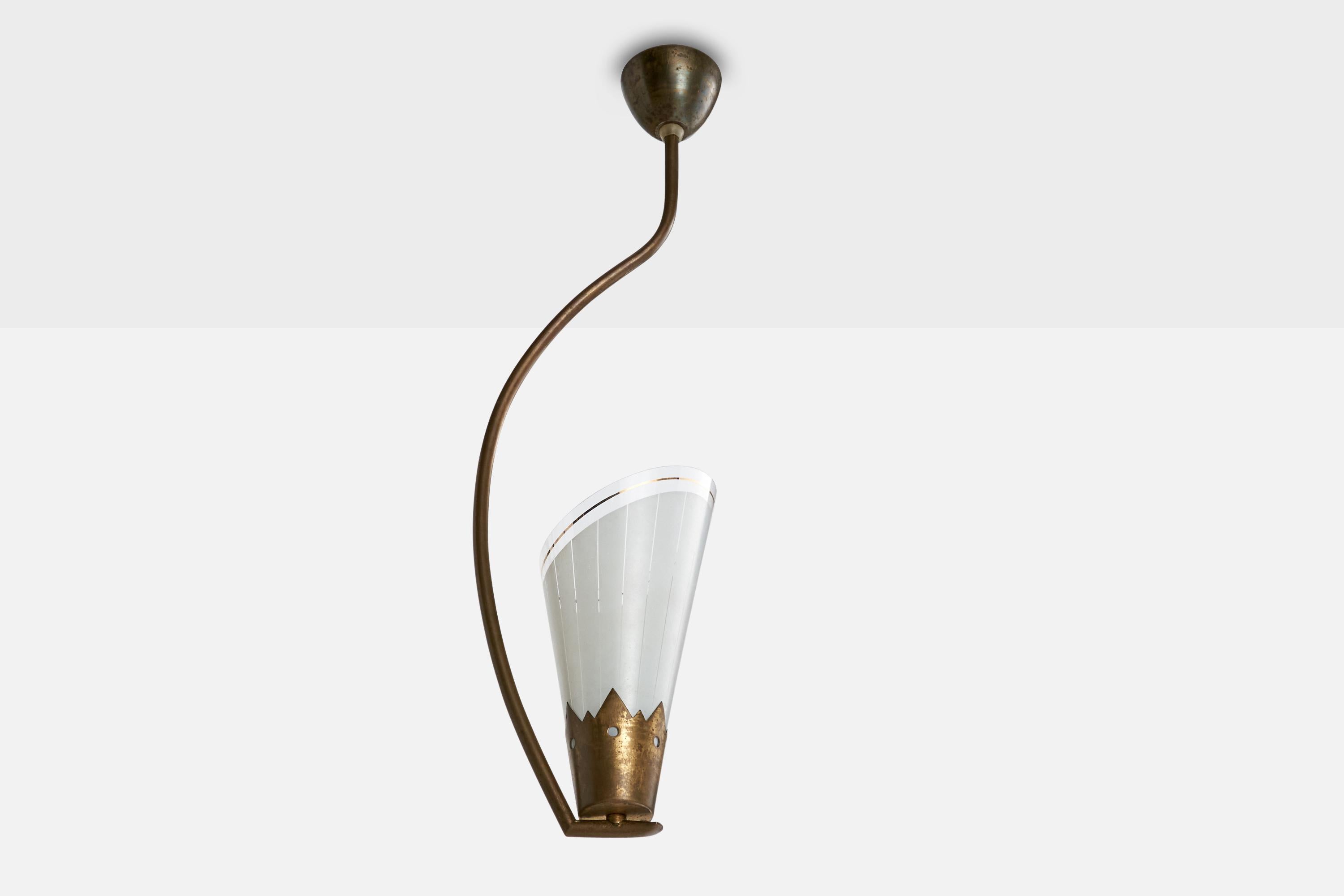Lampada a sospensione in ottone e vetro opalino dorato progettata e prodotta in Austria, anni '50 circa.

Dimensioni complessive (pollici): 26