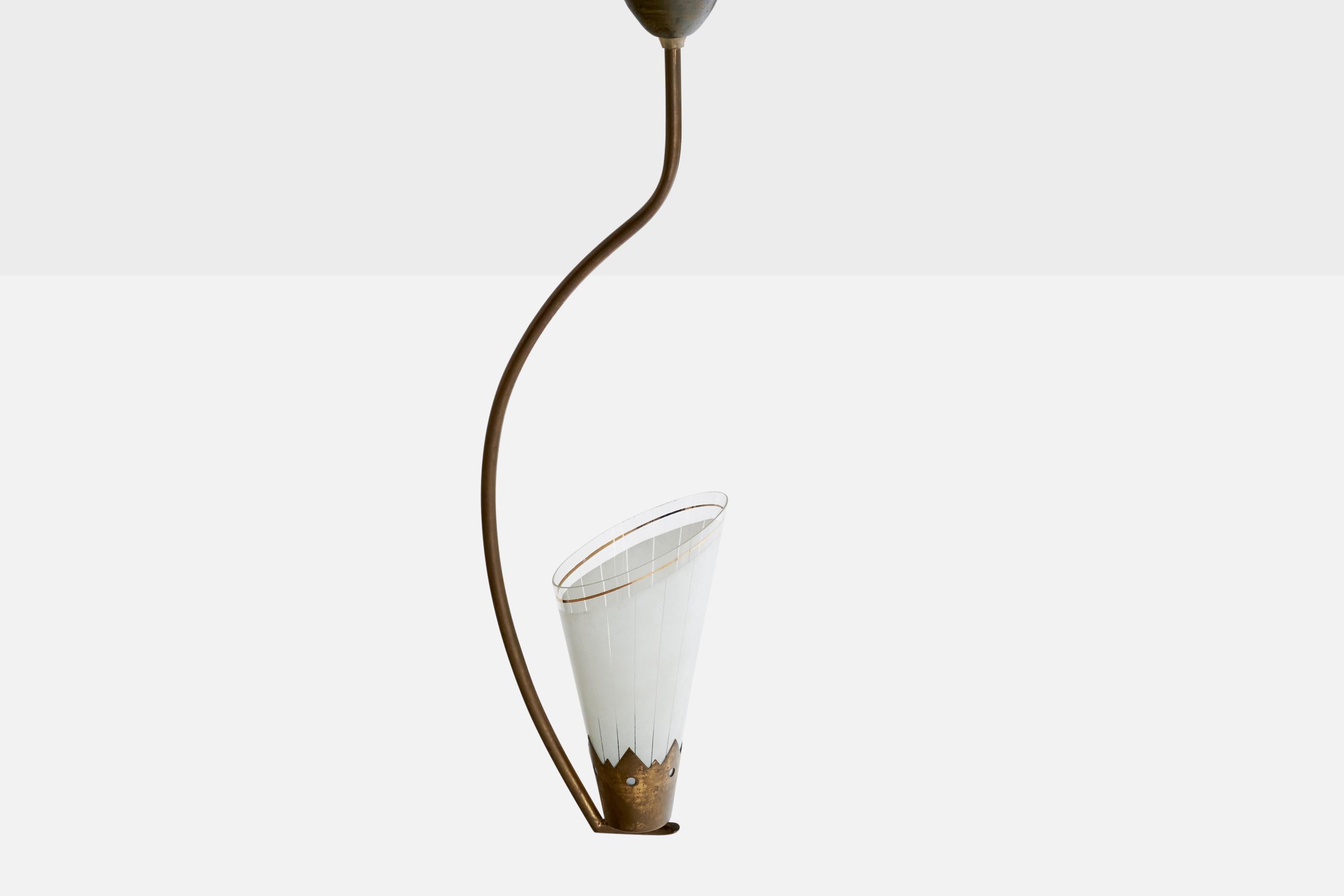 Designer austriaco, lampada a sospensione, ottone, vetro, Austria, anni 50 In condizioni buone in vendita a High Point, NC