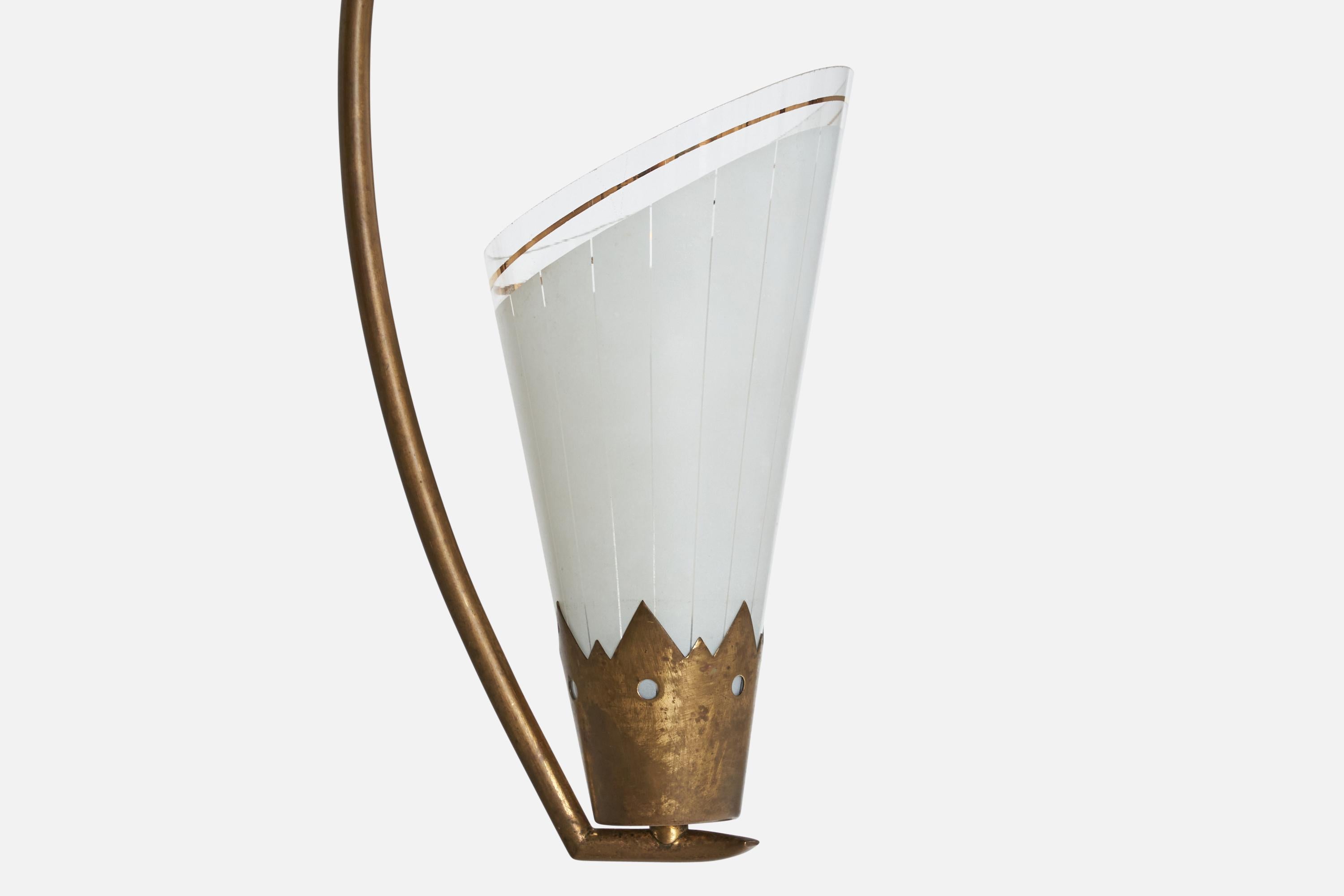 Metà XX secolo Designer austriaco, lampada a sospensione, ottone, vetro, Austria, anni 50 in vendita