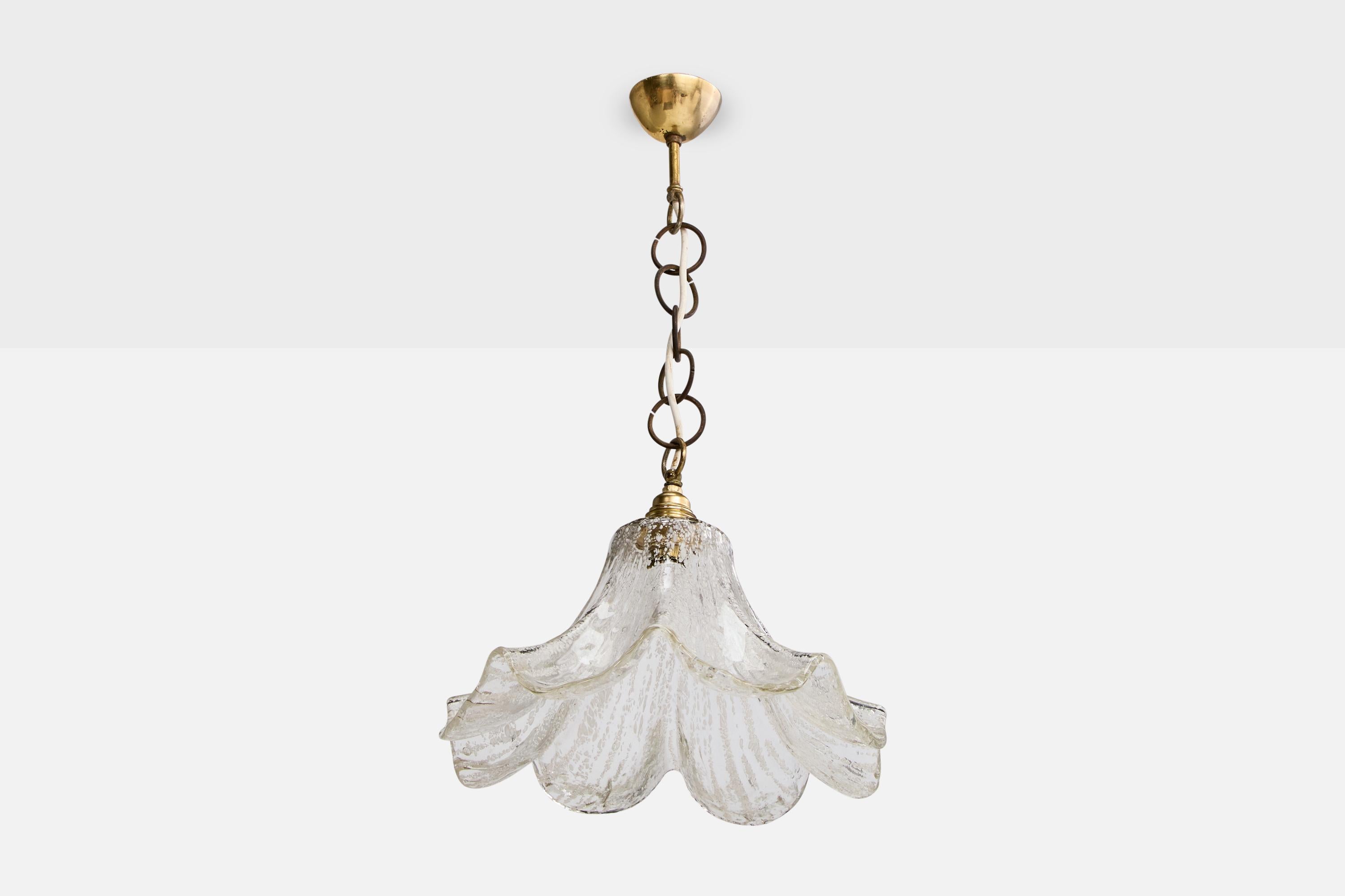 Lampe suspendue en verre soufflé et en laiton, probablement conçue et produite en Autriche, C.1960.

Dimensions globales (pouces) : 23.0 