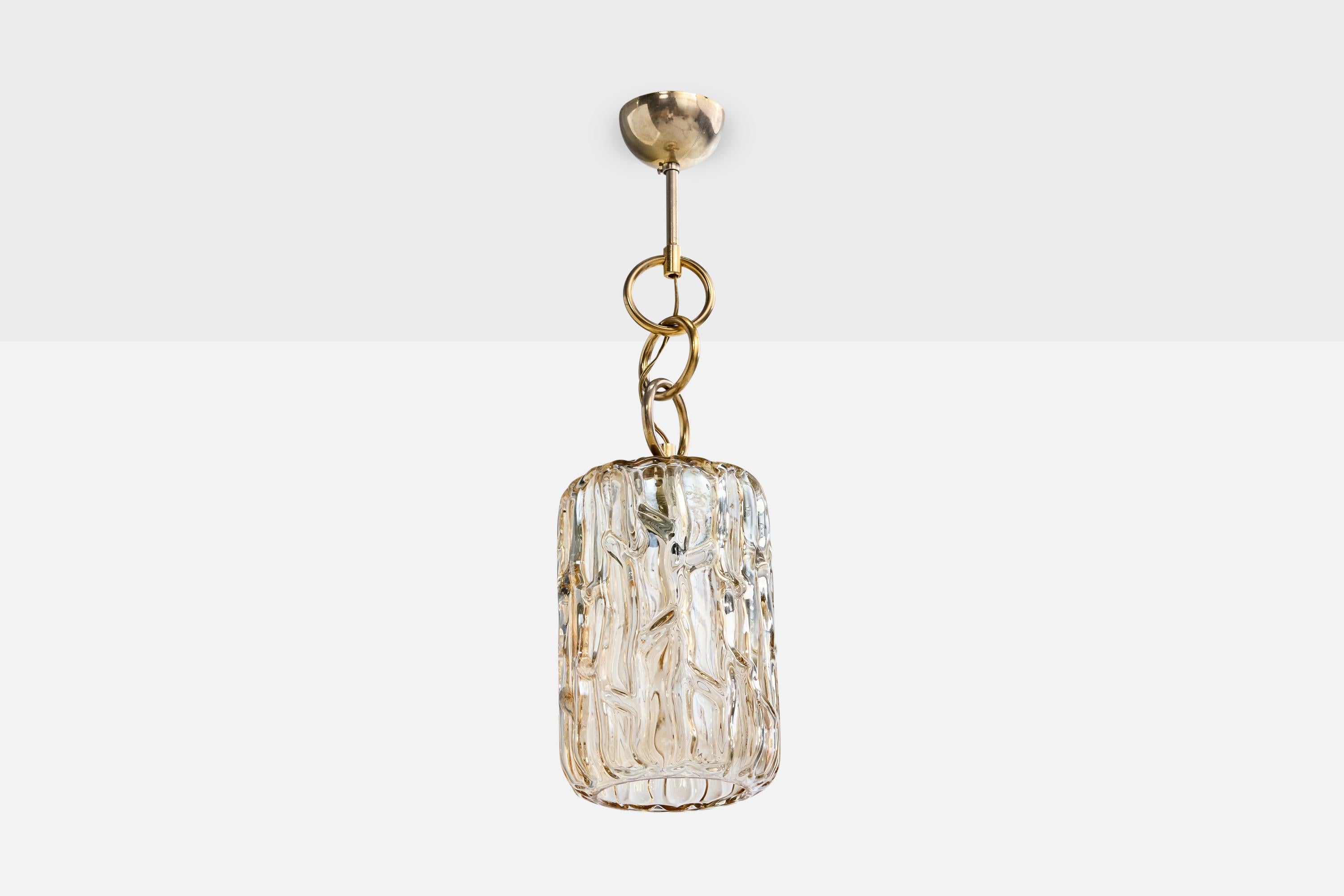 Lampe suspendue en laiton et en verre, probablement conçue et produite en Autriche, c.C. 1960.

Dimensions globales (pouces) : 20.25 