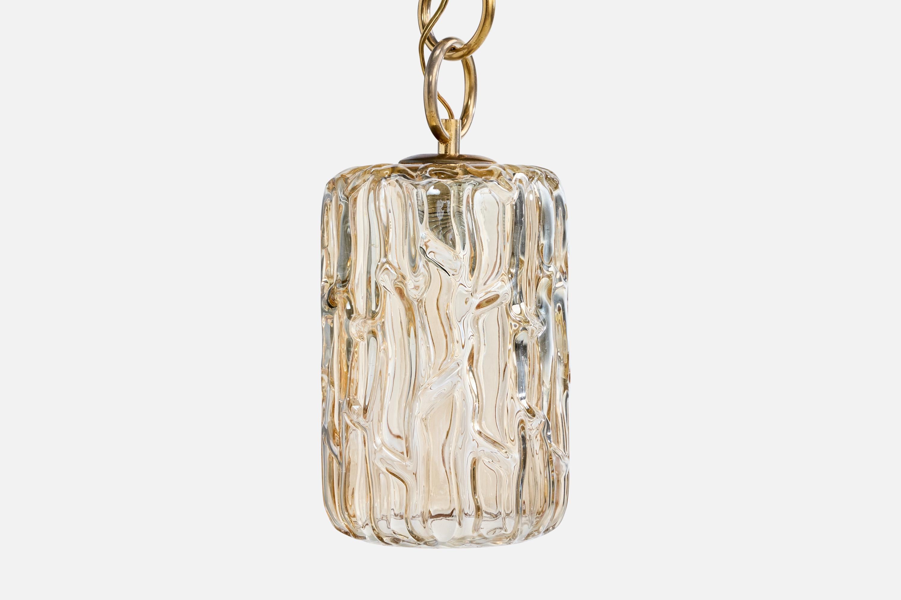 Designer autrichien, lampe à suspension, verre, laiton, Autriche, années 1960 Bon état - En vente à High Point, NC