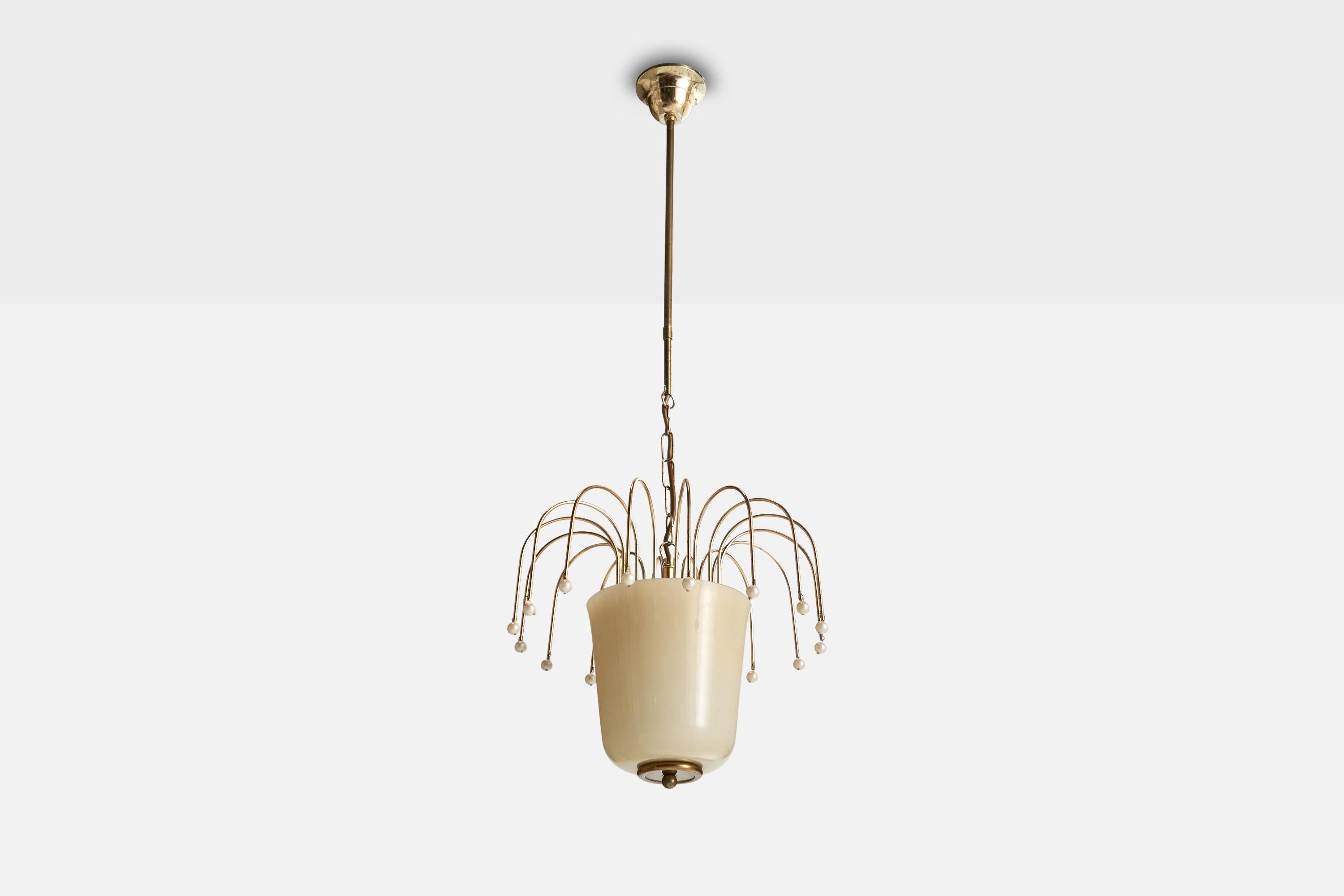 Lampada a sospensione in ottone, vetro opalino e resina color perla progettata e prodotta in Austria, anni '50 circa.

Dimensioni complessive (pollici): 35,5
