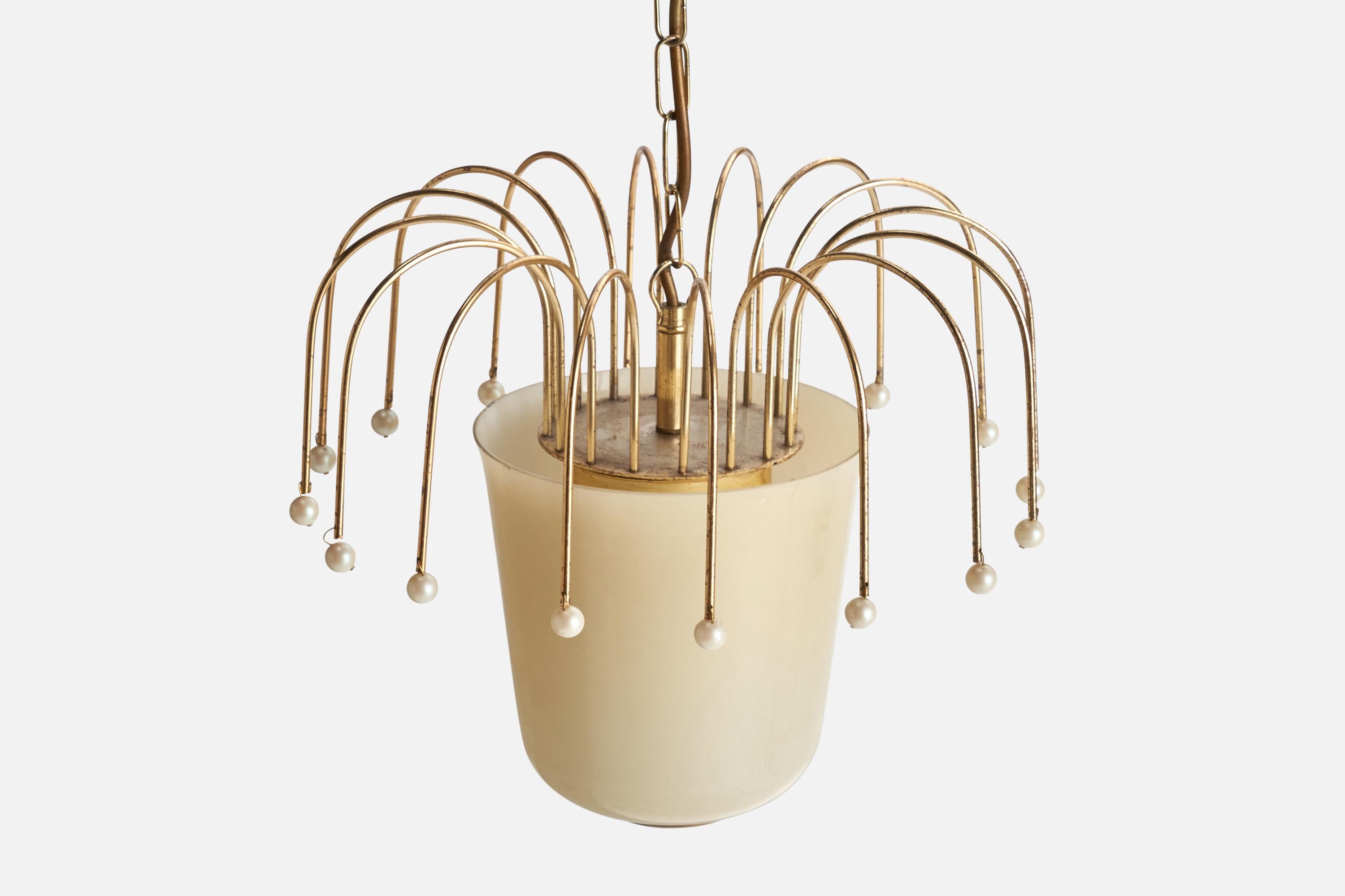 Designer austriaco, lampada a sospensione, vetro, ottone, resina, Austria, anni '50 In condizioni buone in vendita a High Point, NC