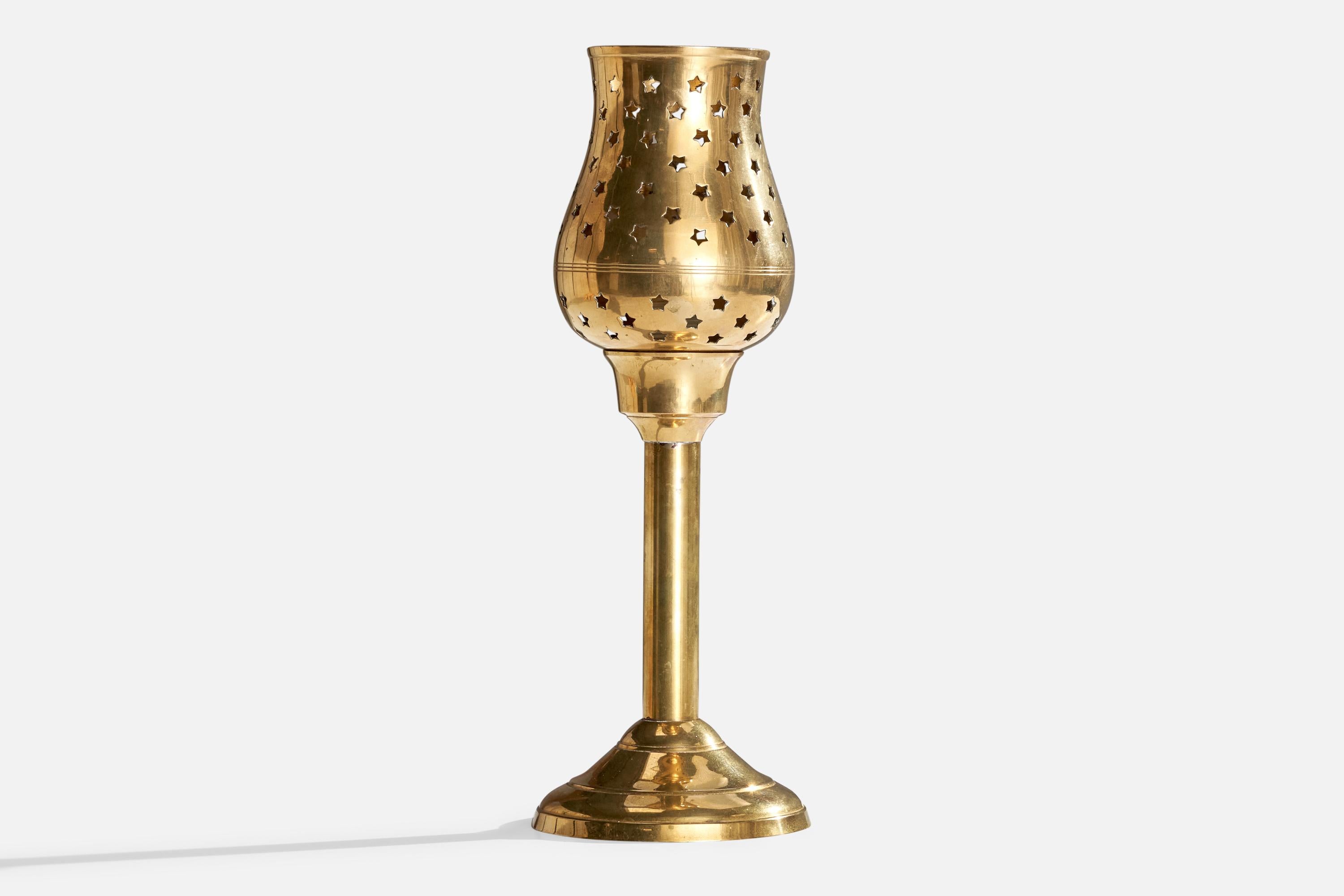 Lampe de table en laiton conçue et produite en Autriche, années 1950.

Dimensions de la lampe avec abat-jour (pouces) : 13.875