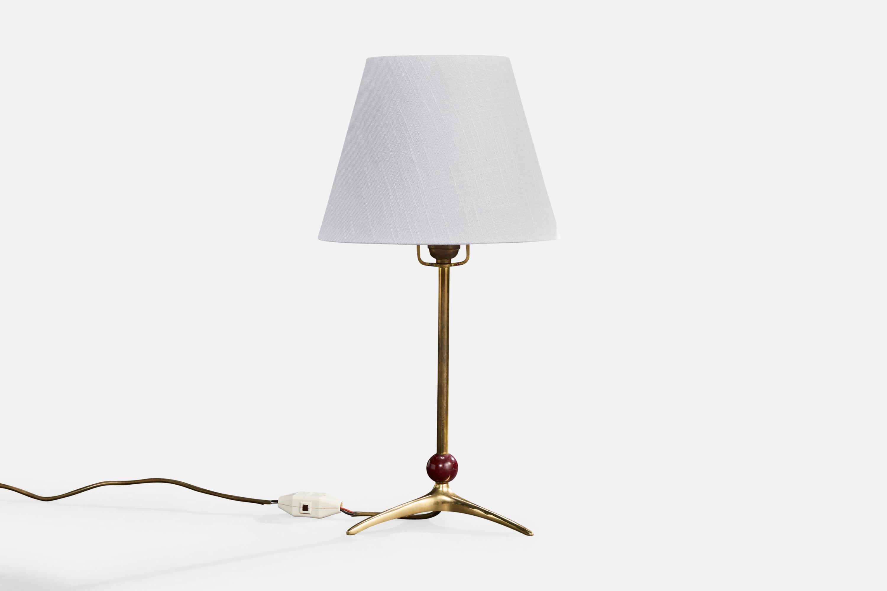 Lampe de table en laiton et bakélite, probablement conçue et produite en Autriche, c.C. 1930.

Dimensions de la lampe (pouces) : 19.25 