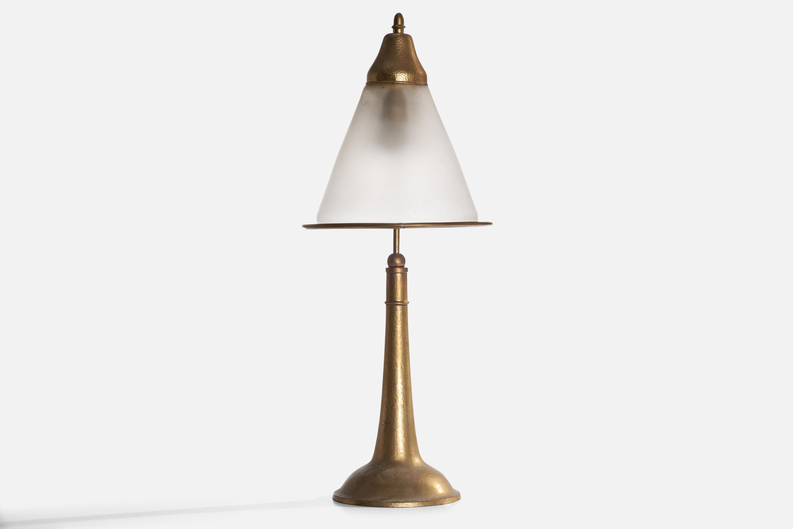 Tischlampe aus Messing und Glas, entworfen und hergestellt in Wien, Österreich, ca. 1920er Jahre.

Abmessungen der Lampe (Zoll): 28