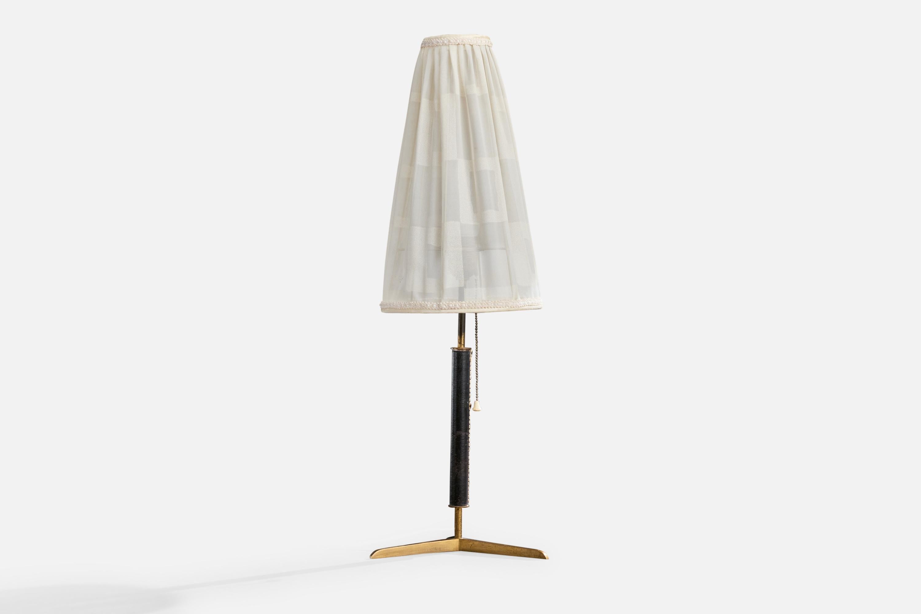 Lampe de table en laiton, cuir noir et tissu, probablement conçue et produite en Autriche, vers les années 1950.

Le laiton présente une décoloration et une oxydation modérées correspondant à l'âge et à l'utilisation. Le cuir présente une usure
