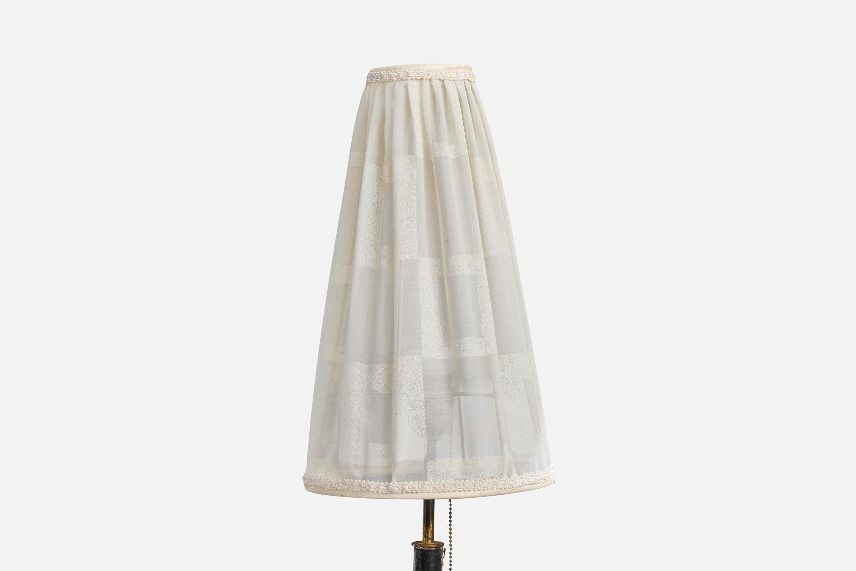 Designer autrichien, lampe de table, laiton, cuir, tissu, années 1950 État moyen - En vente à High Point, NC