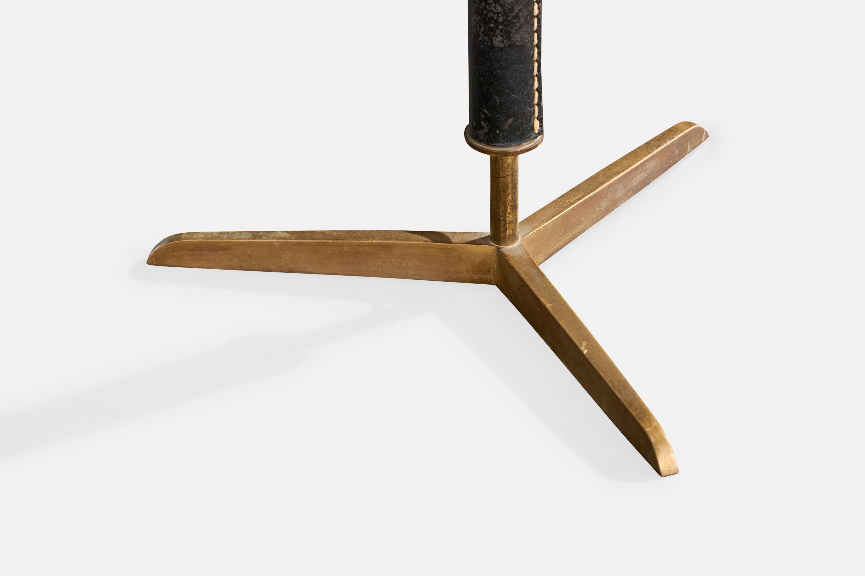 Designer autrichien, lampe de table, laiton, cuir, tissu, années 1950 en vente 1