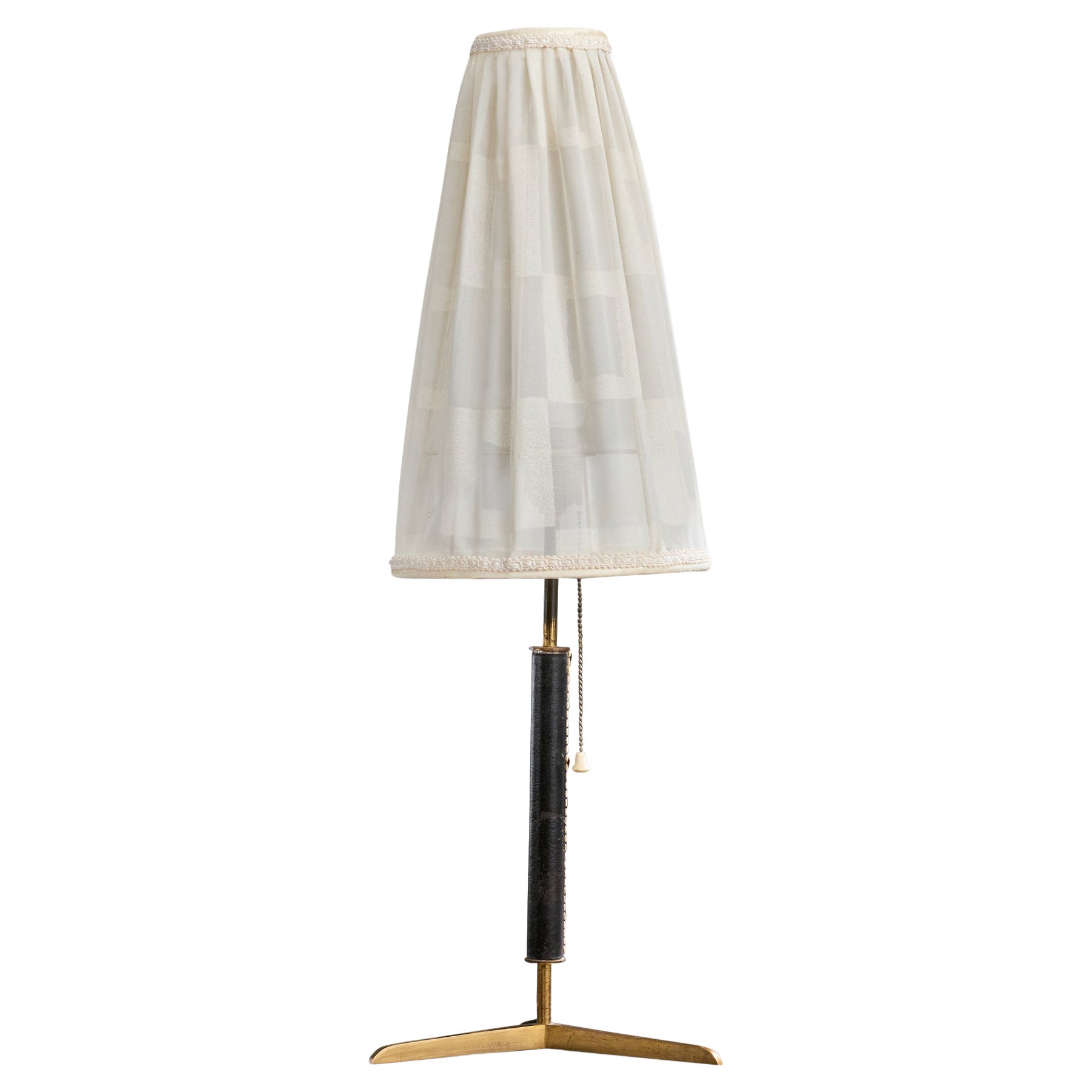 Designer autrichien, lampe de table, laiton, cuir, tissu, années 1950 en vente
