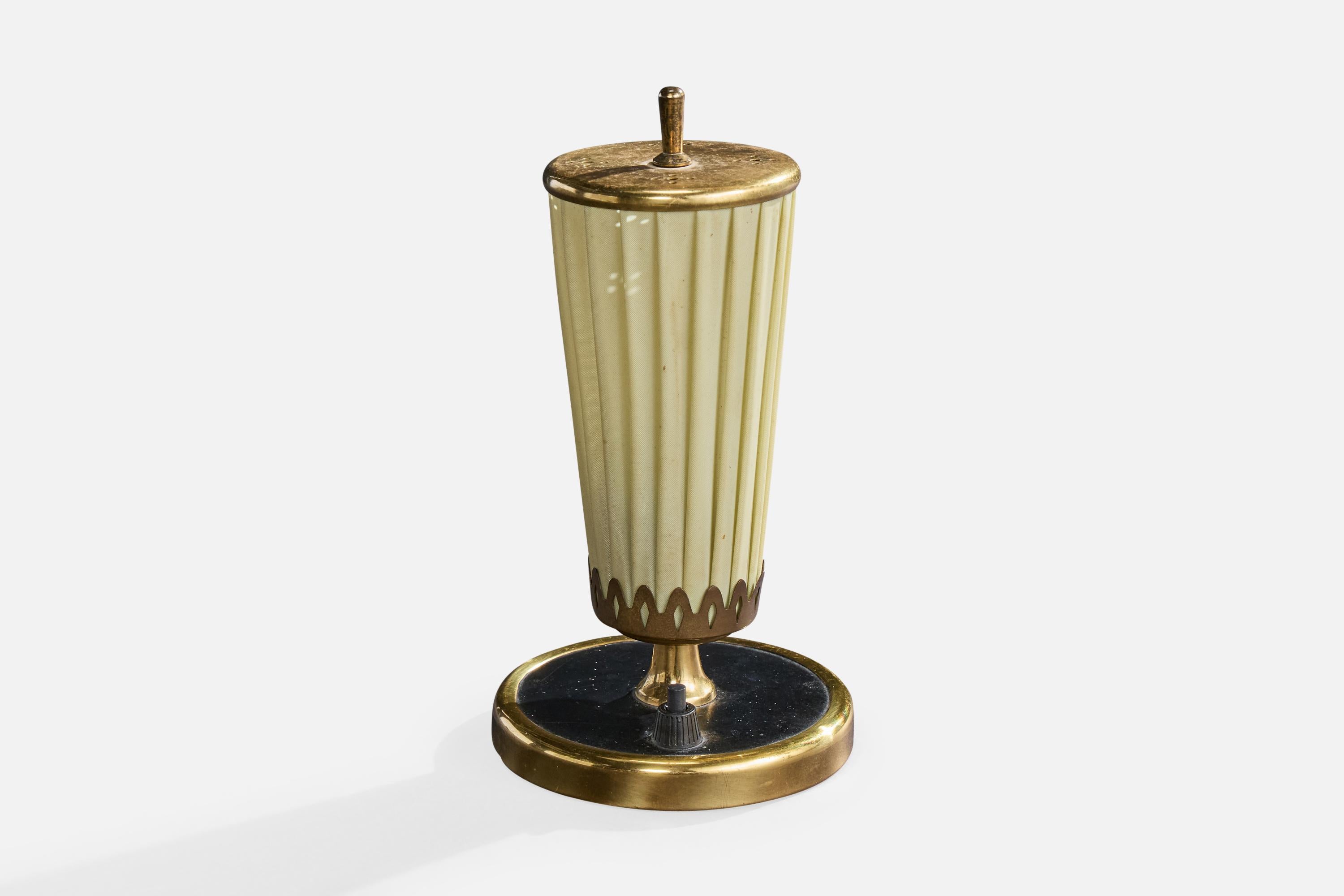 Lampe de table en laiton, métal laqué noir et tissu beige, conçue et produite en Autriche, vers les années 1950.

Le laiton présente une oxydation modérée correspondant à l'âge et à l'utilisation.  L'abat-jour en tissu présente de légères taches,