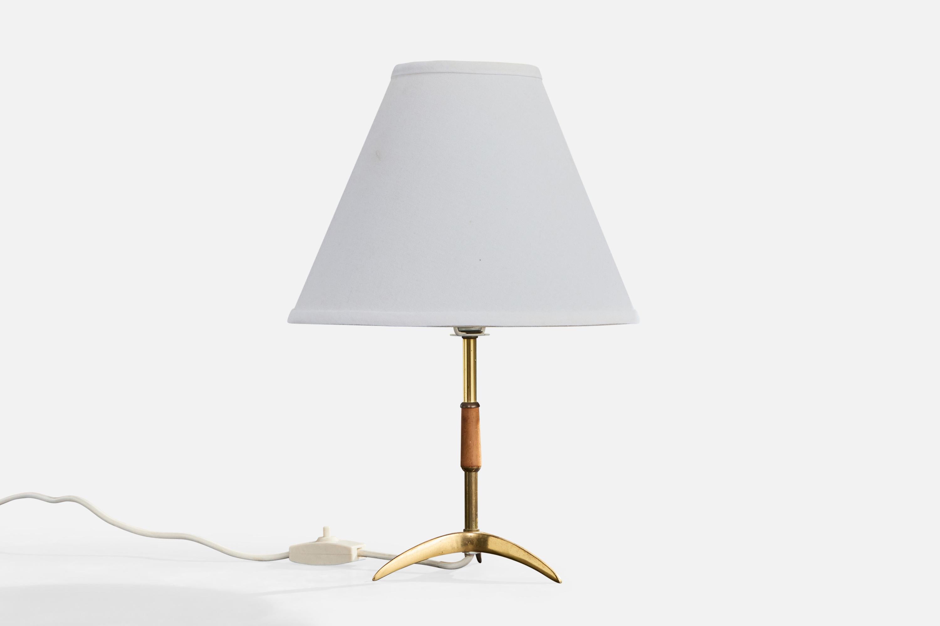 Lampe de table en laiton, teck et tissu blanc, probablement conçue et produite en Autriche, c.C. 1950.

Dimensions de la lampe avec abat-jour (pouces) : 14.8 