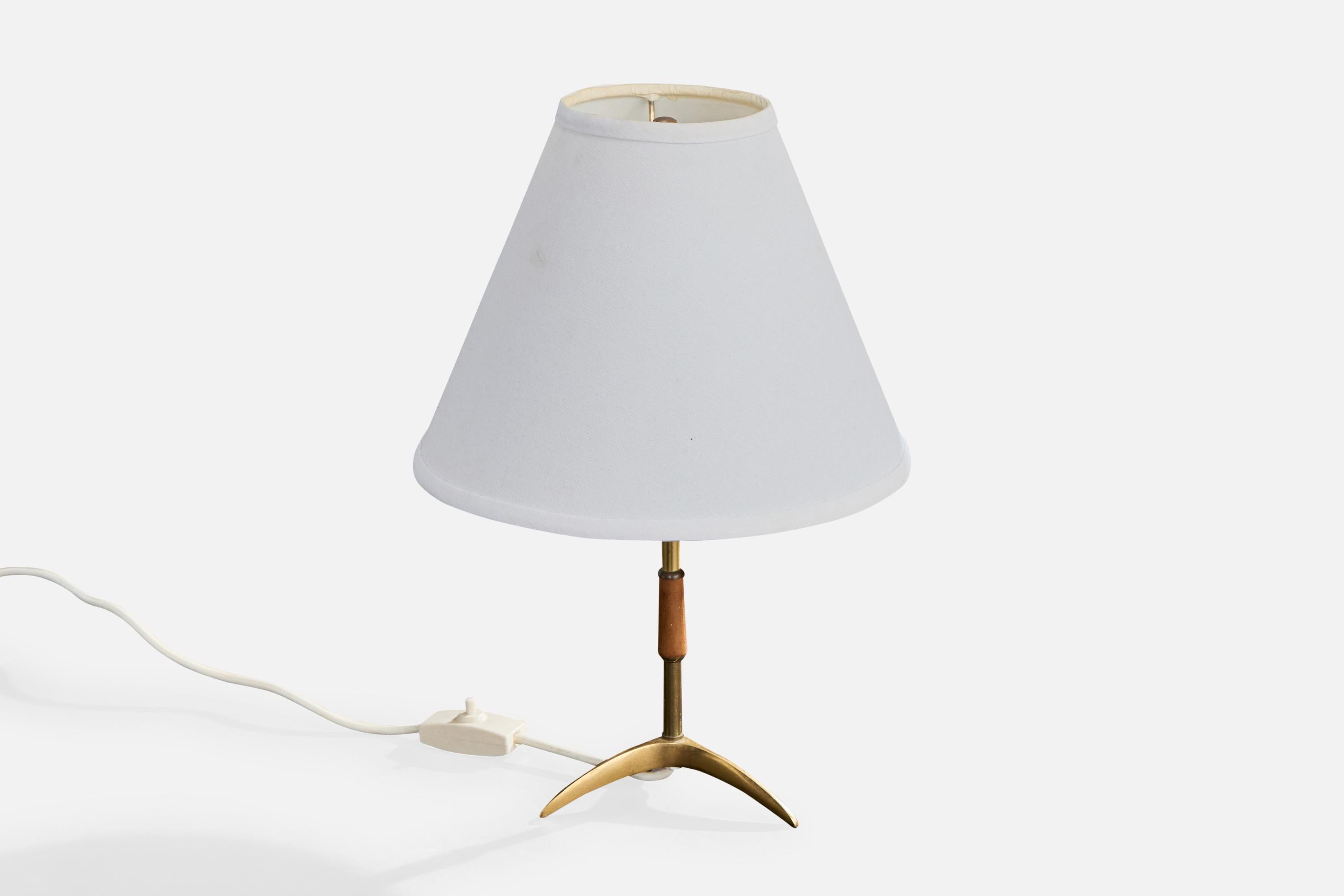Mid-Century Modern Designer autrichien, lampe de table, laiton, teck, tissu, Autriche, années 1950 en vente