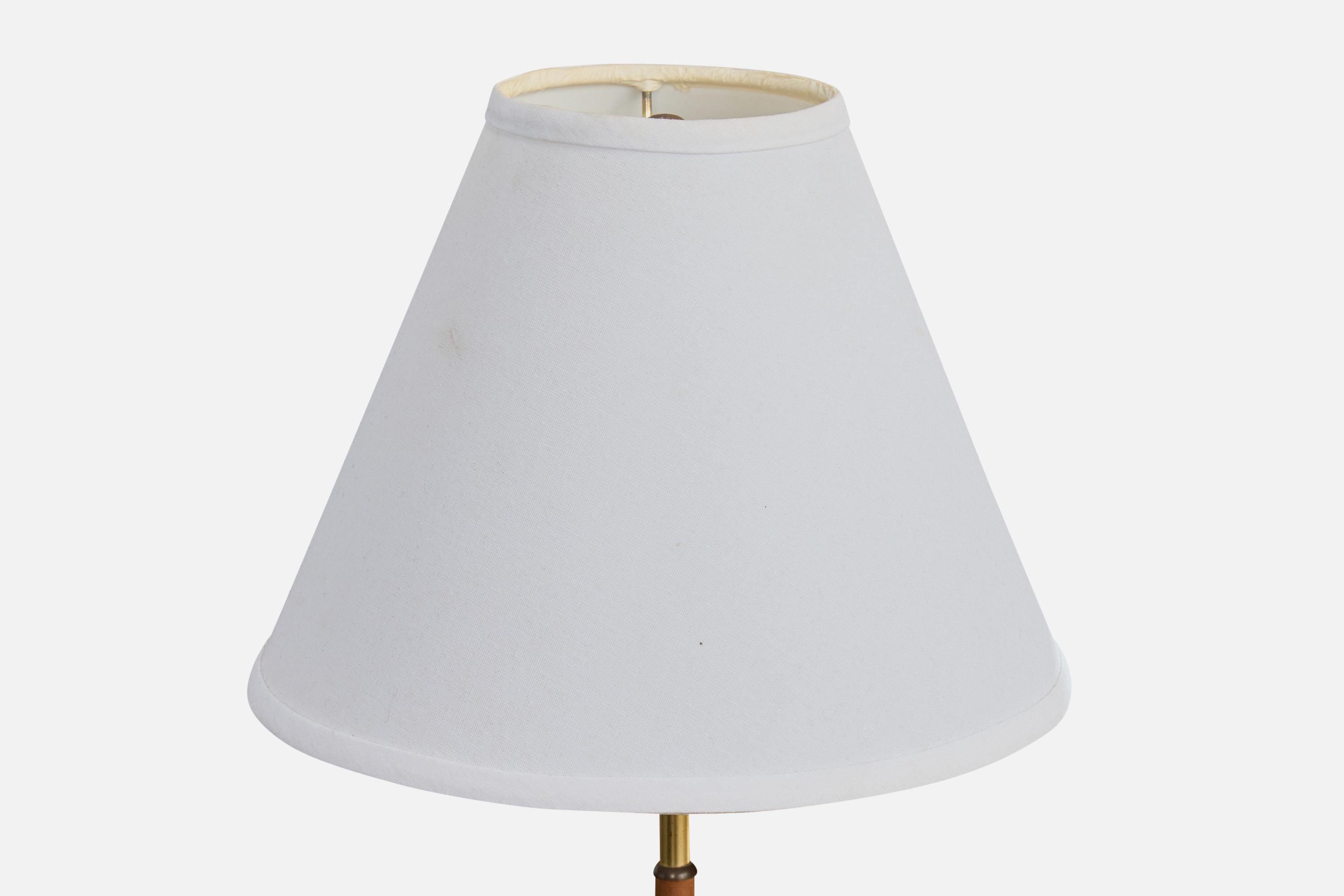 Autrichien Designer autrichien, lampe de table, laiton, teck, tissu, Autriche, années 1950 en vente