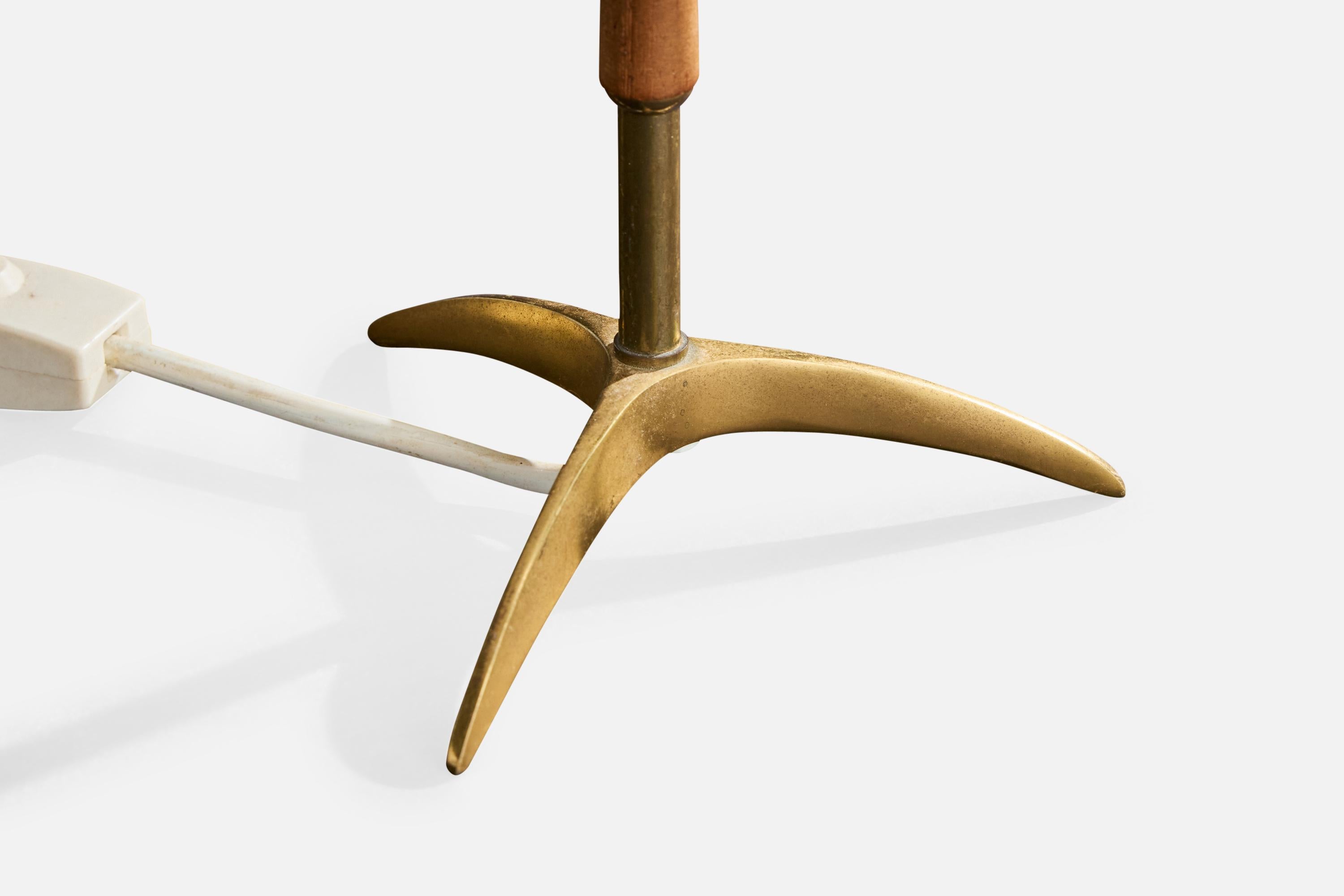 Milieu du XXe siècle Designer autrichien, lampe de table, laiton, teck, tissu, Autriche, années 1950 en vente