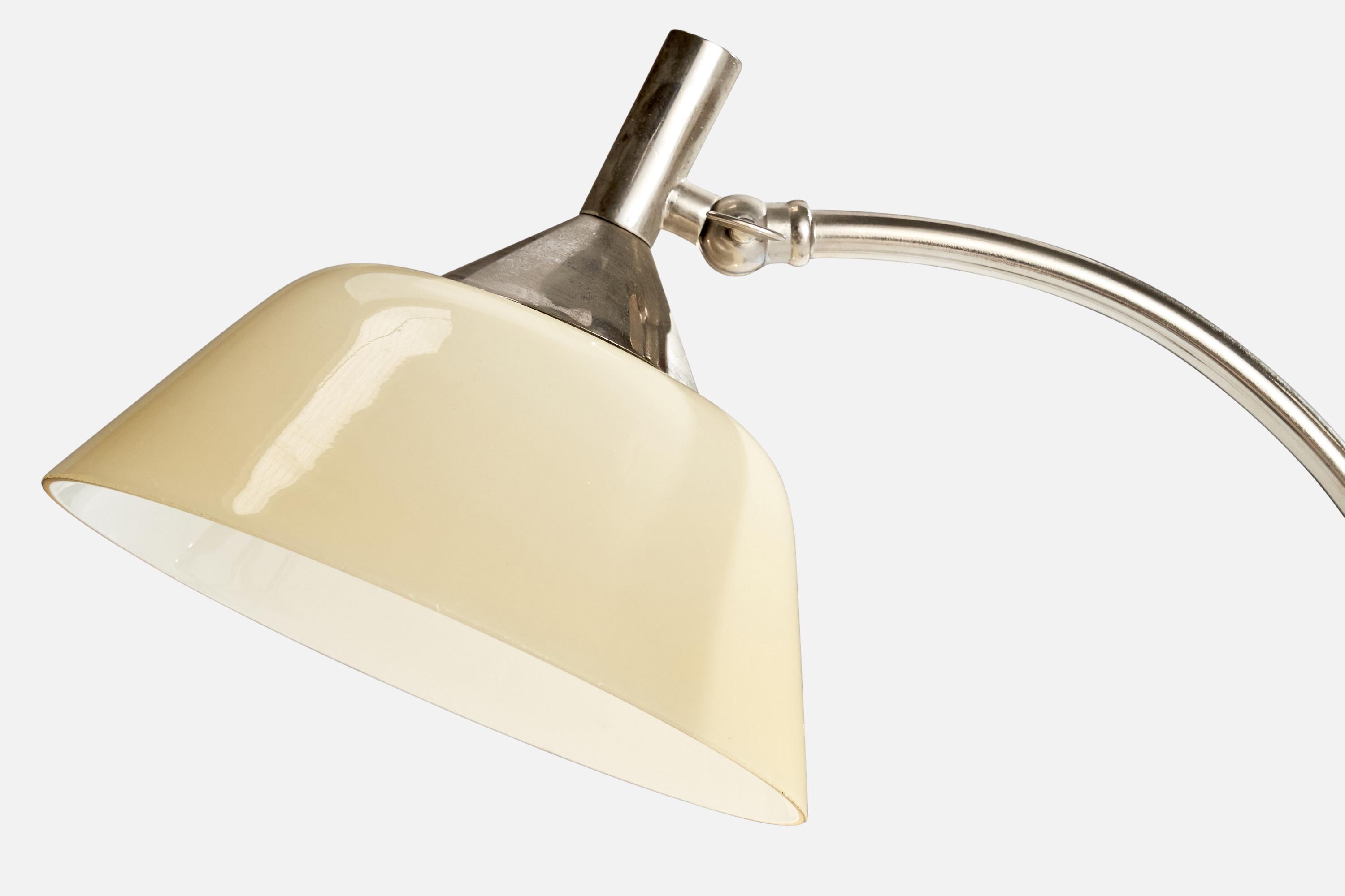 Milieu du XXe siècle Designer autrichien, lampe de bureau, nickel, verre, Autriche, années 1930 en vente