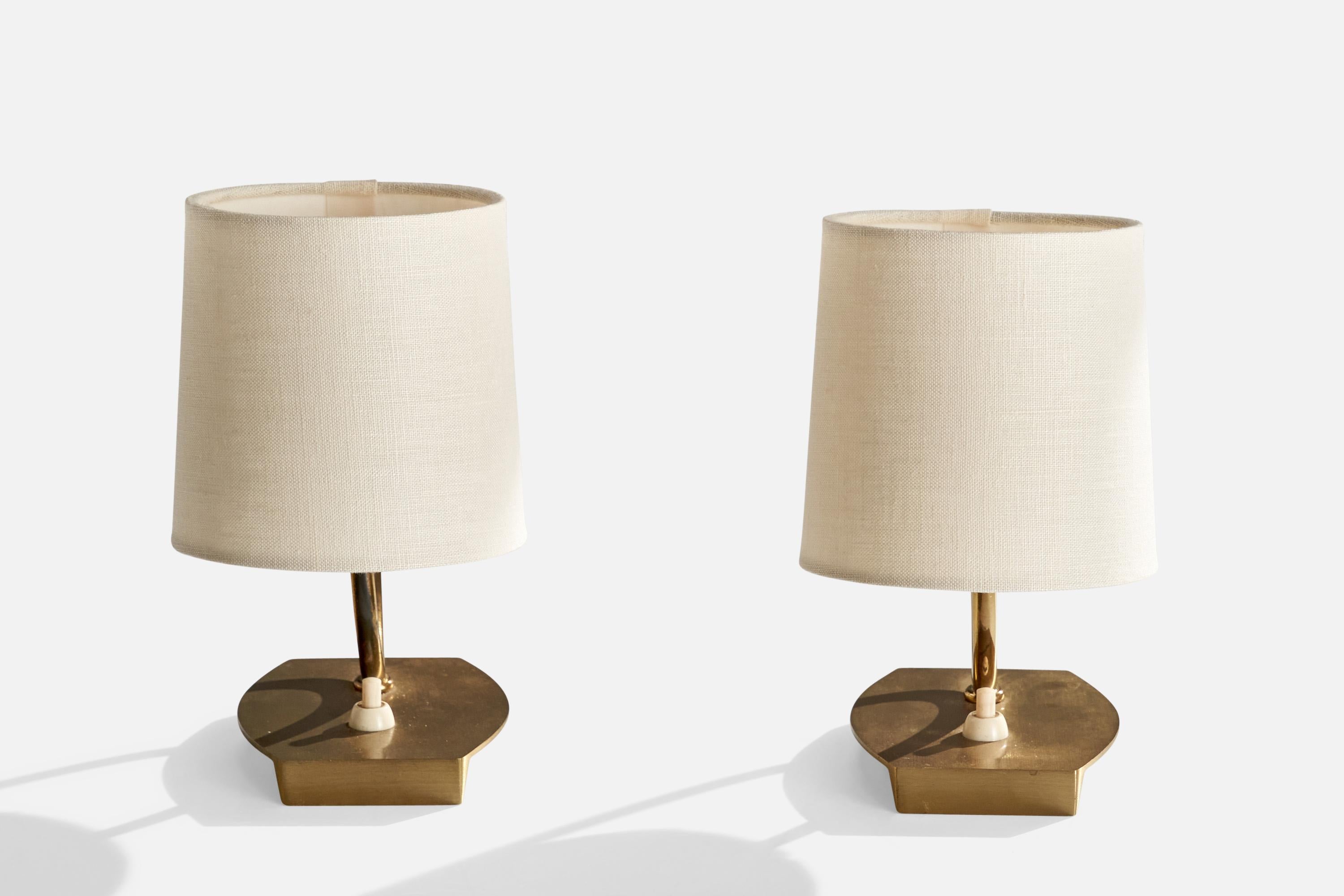 Paire de lampes de table en laiton et tissu blanc conçues et produites en Autriche, C.1950.
Dimensions globales (pouces) : 5.5