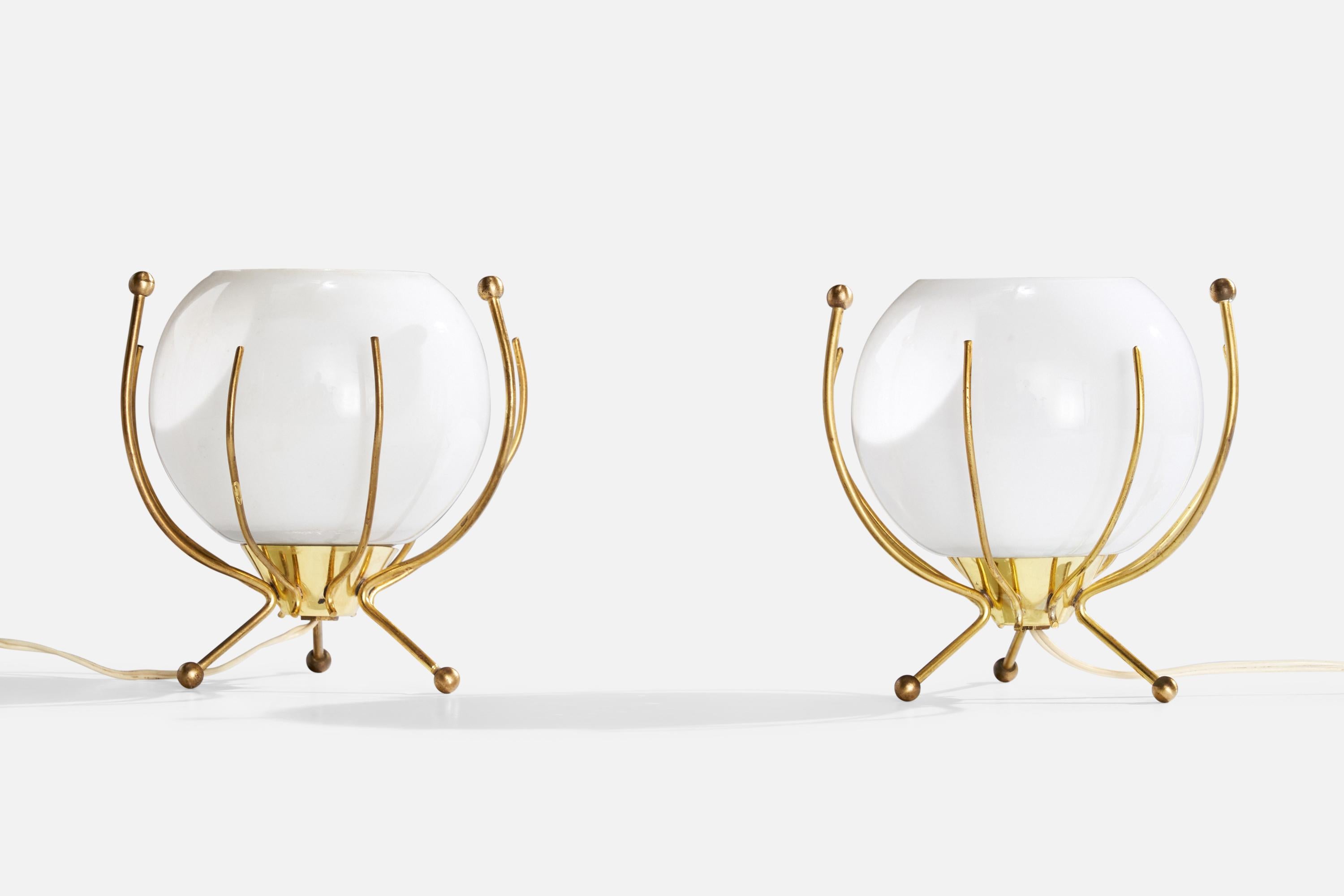 Pareja de lámparas de sobremesa de latón y cristal opalino blanco, diseñadas y fabricadas en Austria, c. 1950.

Dimensiones de la lámpara (pulgadas): 6
