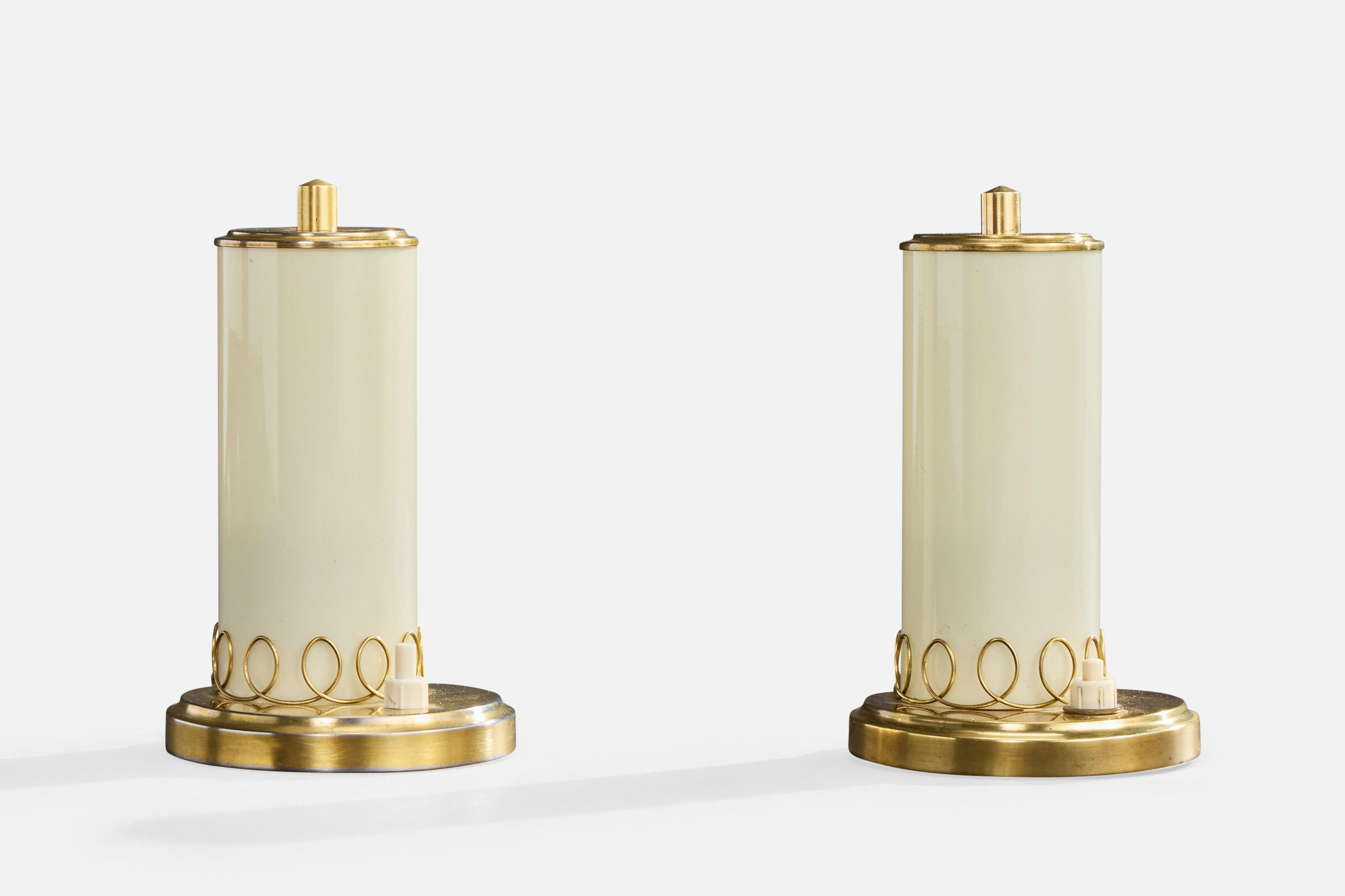 Pareja de lámparas de sobremesa de latón y cristal opalino blanquecino, probablemente diseñadas y fabricadas en Austria, c. 1950.

Dimensiones de la lámpara (pulgadas): 6,375