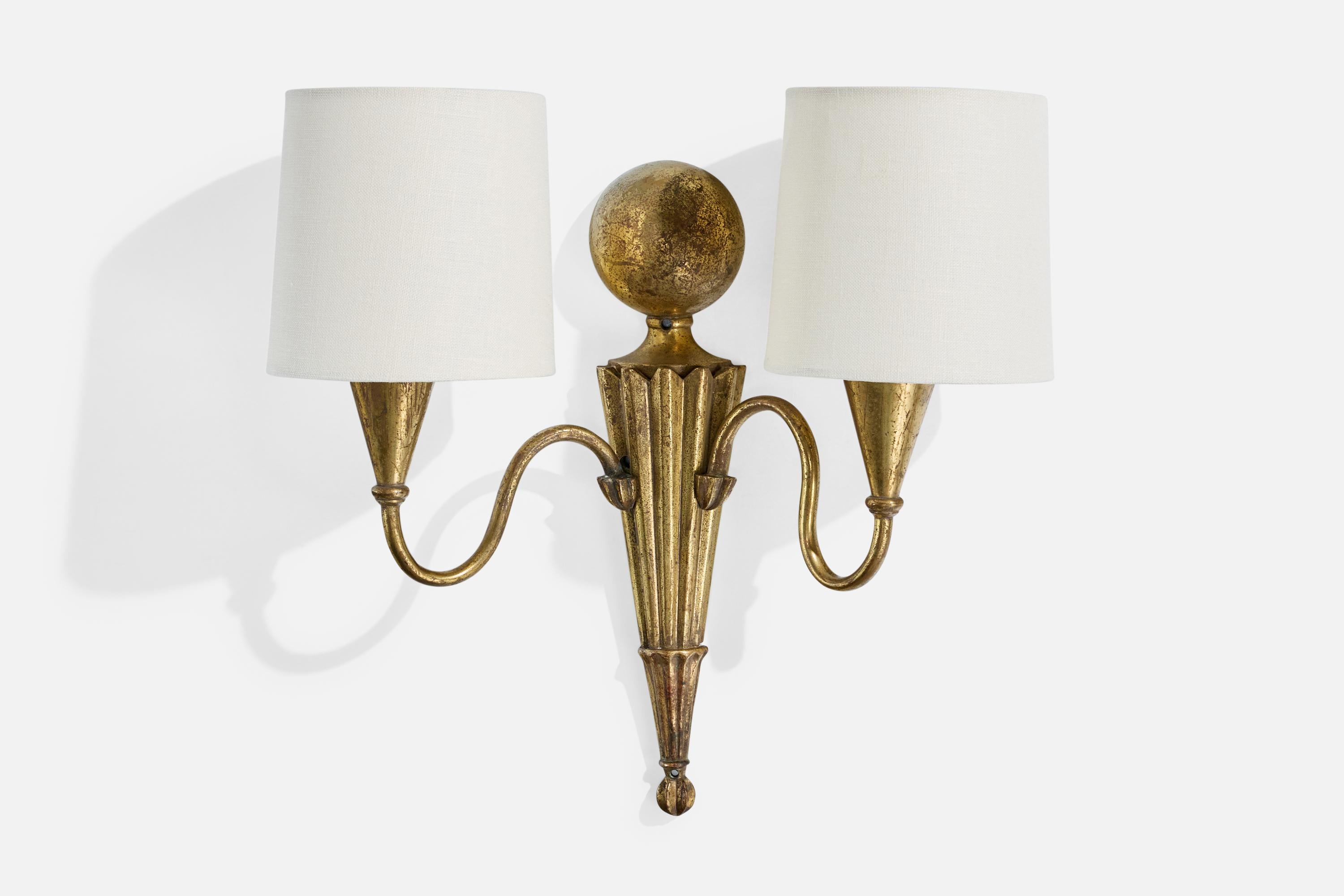 A gilded brass and white fabric wall light likely designed and produced in Austria, c. 1920s.

Significant oxidation present to brass

Wear consistent with age and use

Overall Dimensions (inches): 12.5