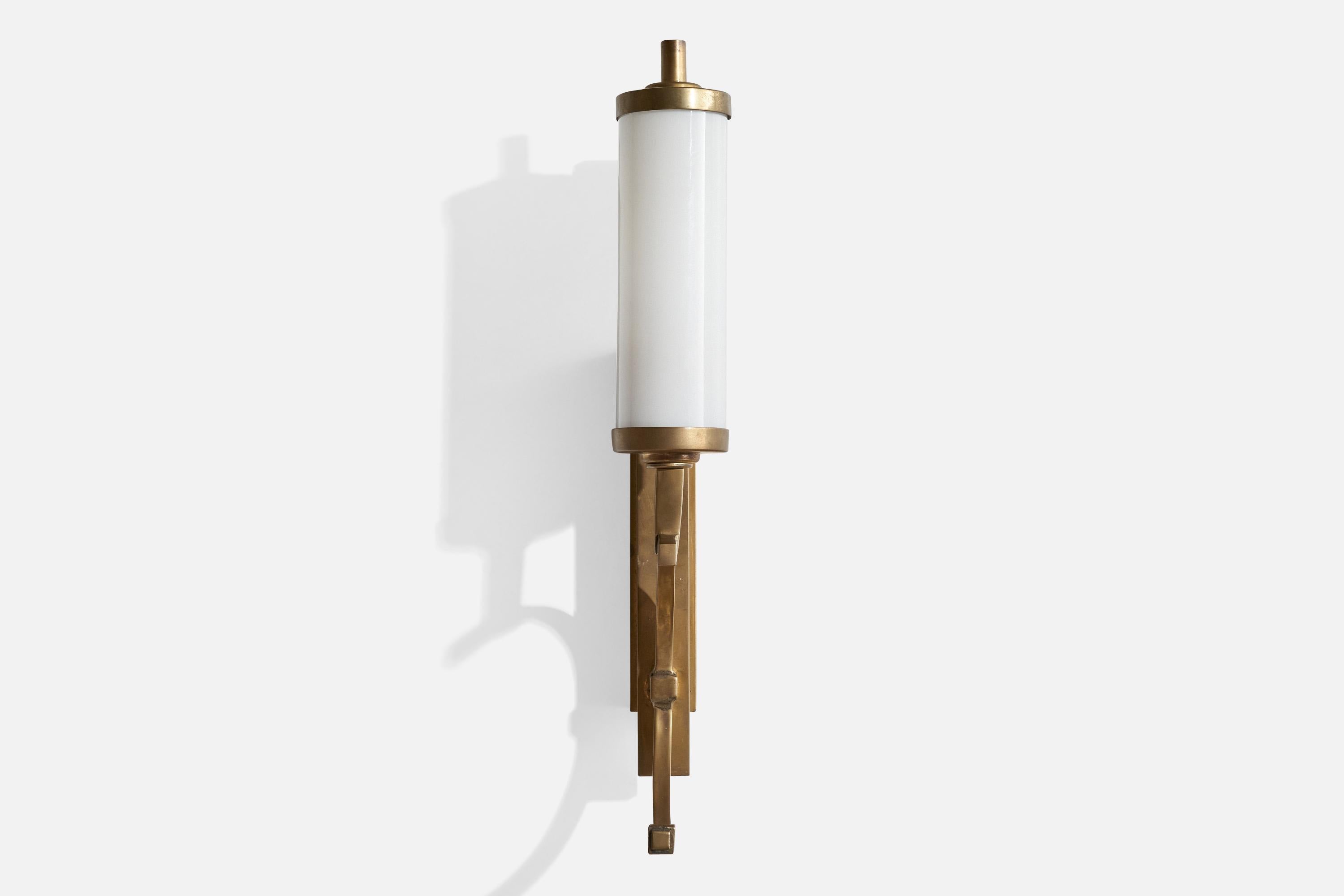 Autrichien Designer autrichien, Wall Light, laiton, verre, Autriche, années 1930 en vente
