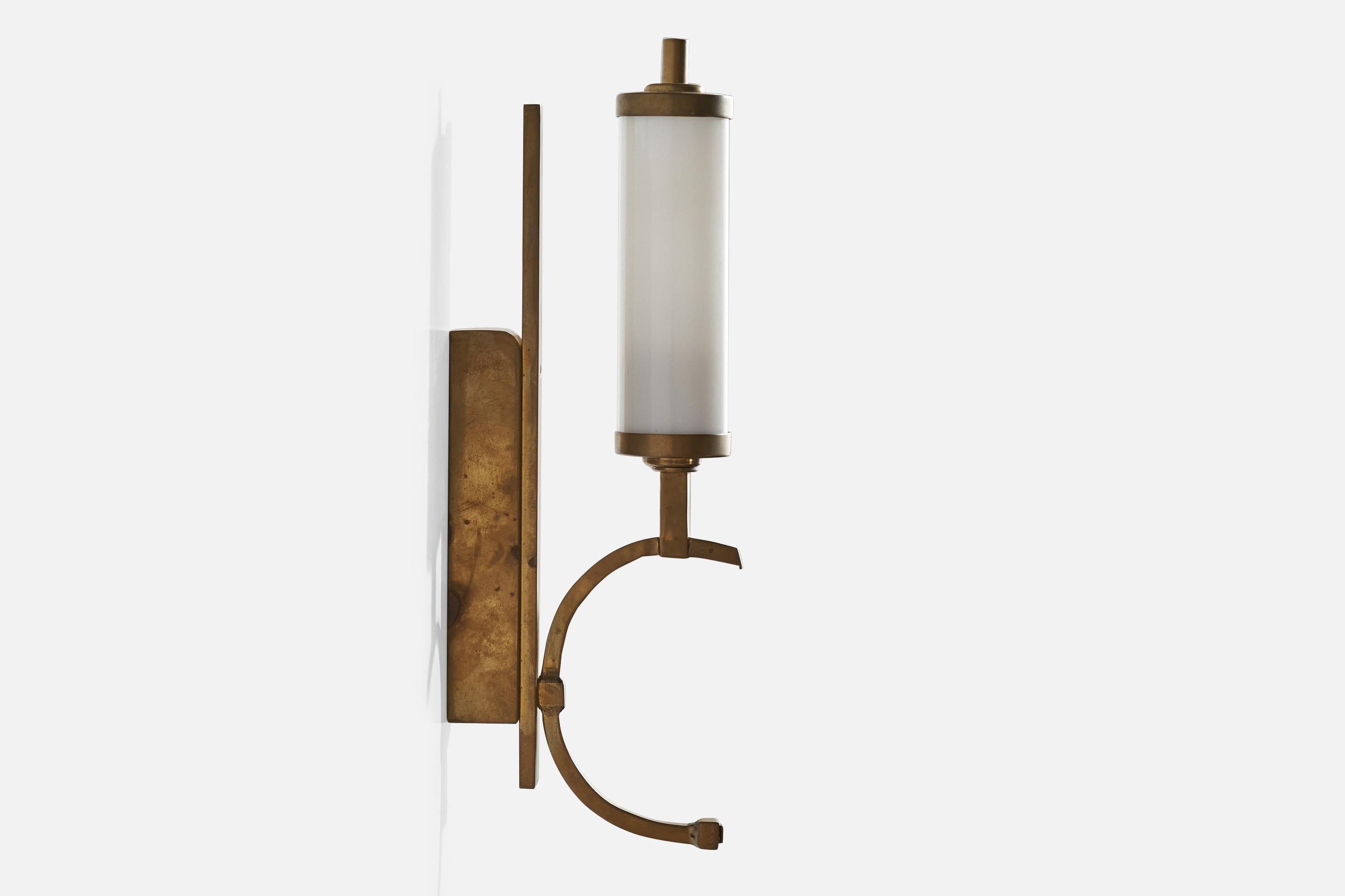 Designer autrichien, Wall Light, laiton, verre, Autriche, années 1930 Bon état - En vente à High Point, NC