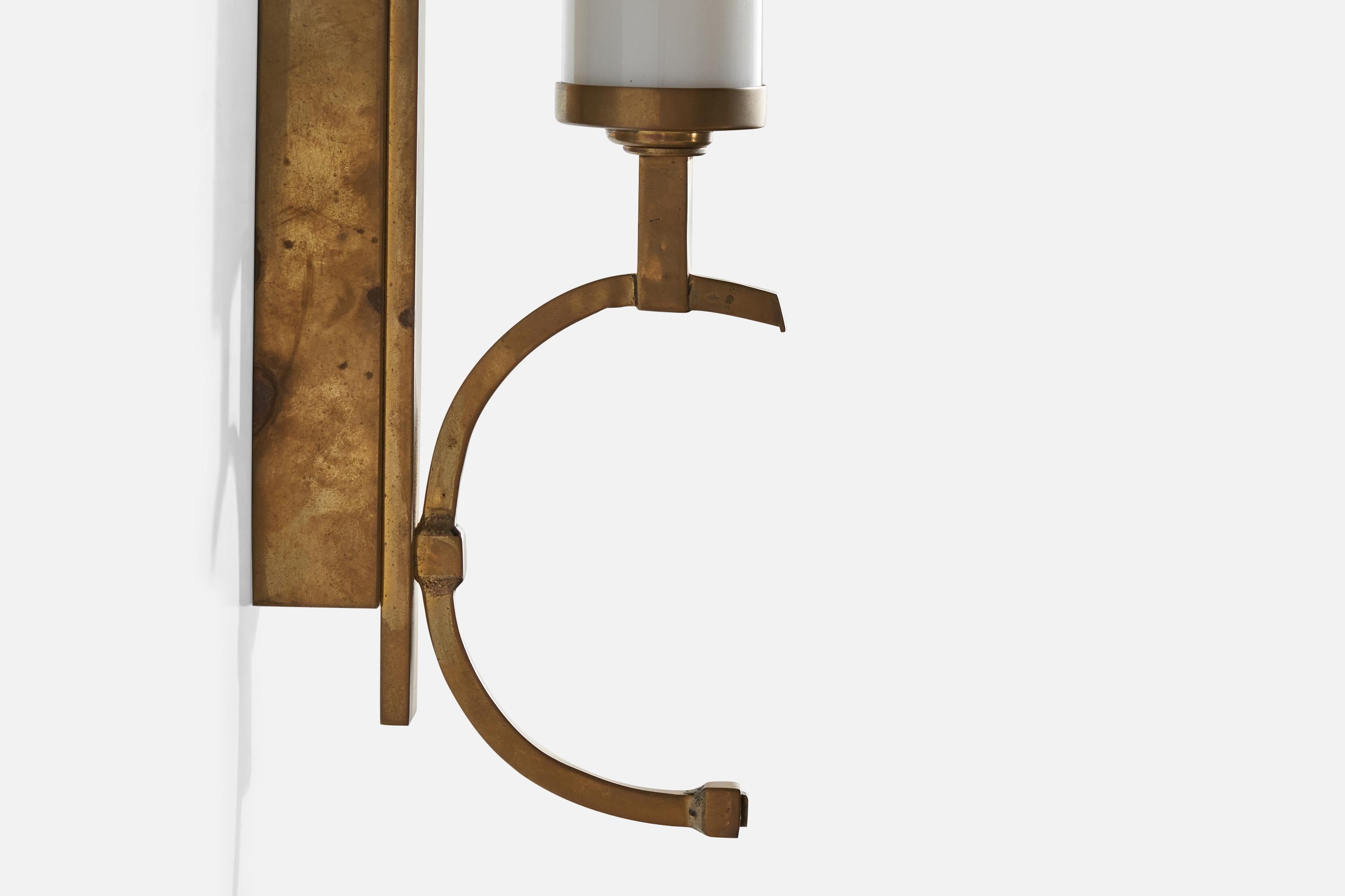 Milieu du XXe siècle Designer autrichien, Wall Light, laiton, verre, Autriche, années 1930 en vente