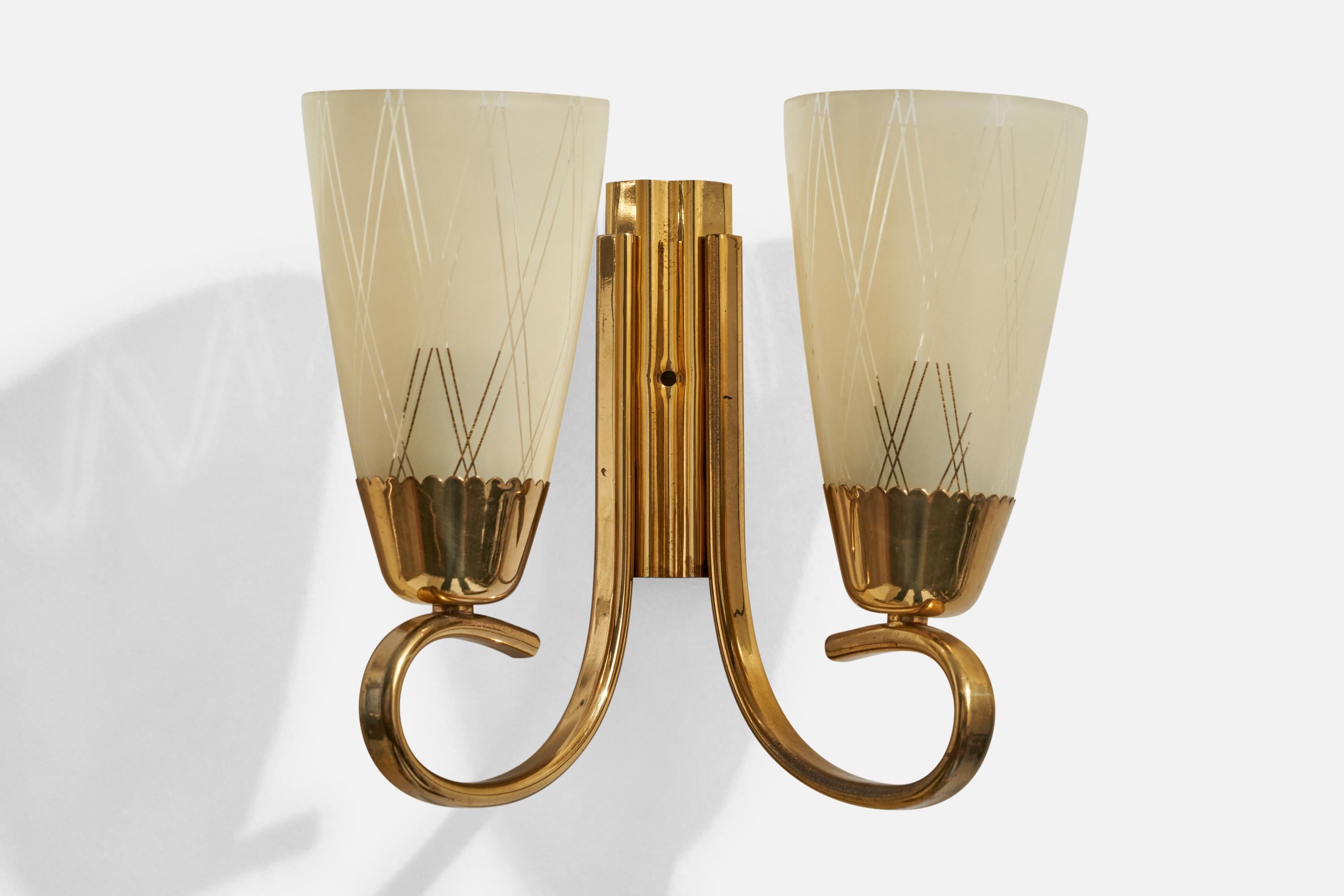 Applique en laiton et verre gravé, conçue et produite en Autriche, C.1950.

Dimensions globales (en pouces) : 8,5