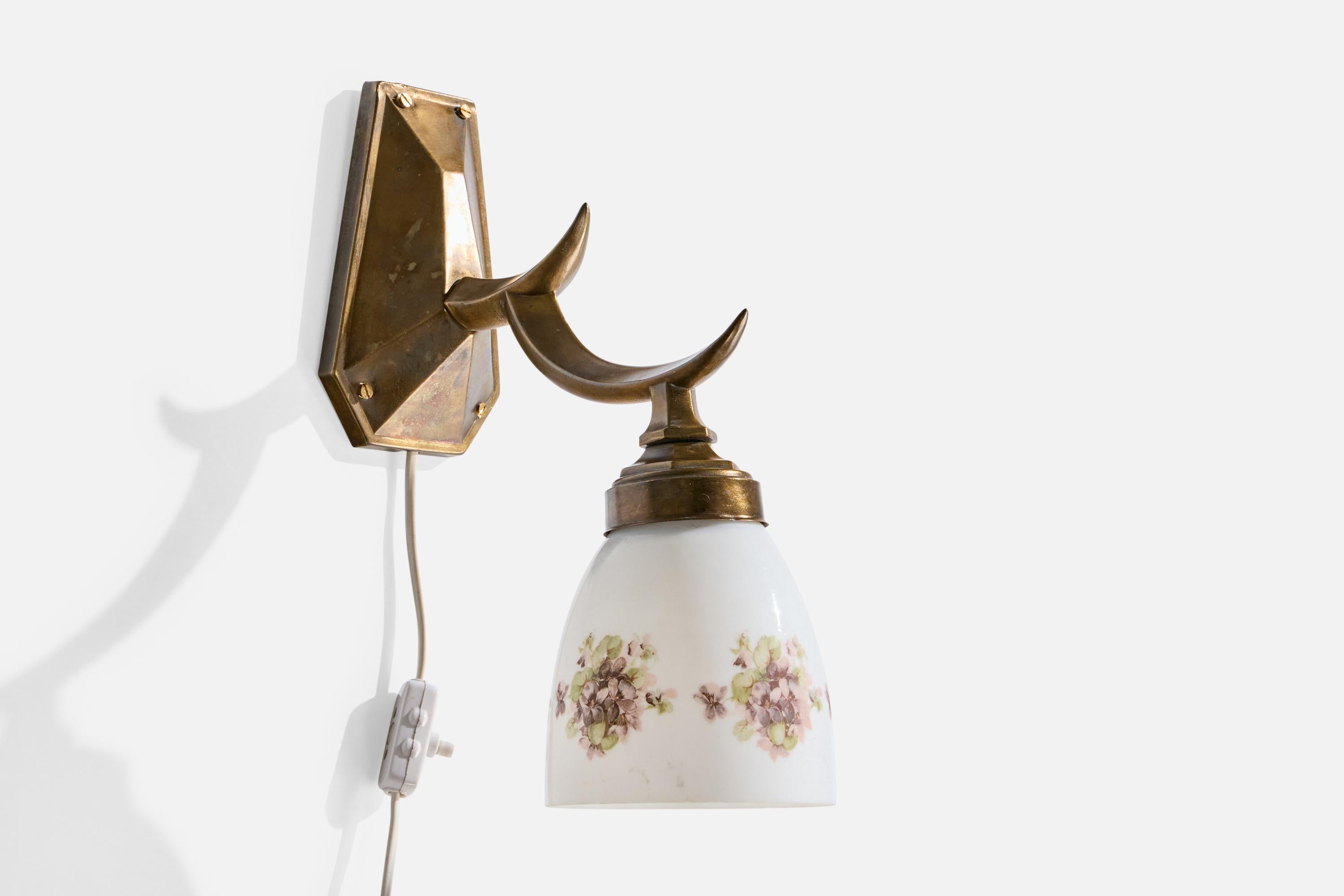 Aplique de latón y cristal opalino blanco con estampado floral, probablemente diseñado y fabricado en Austria, c. 1950.

Oxidación presente en el latón

Desgaste propio de la edad y el uso

Dimensiones totales (en pulgadas): 12,5
