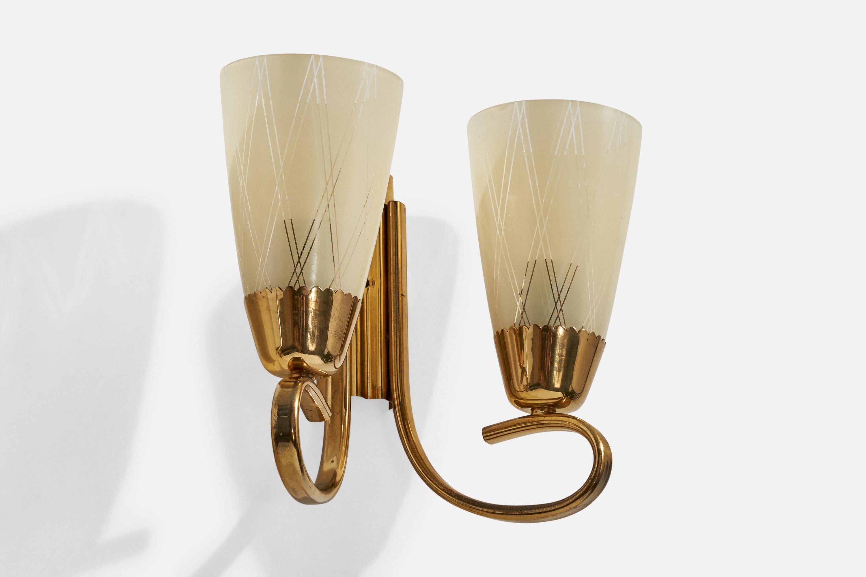 Autrichien Designer autrichien, Wall Light, laiton, verre, Autriche, années 1950 en vente