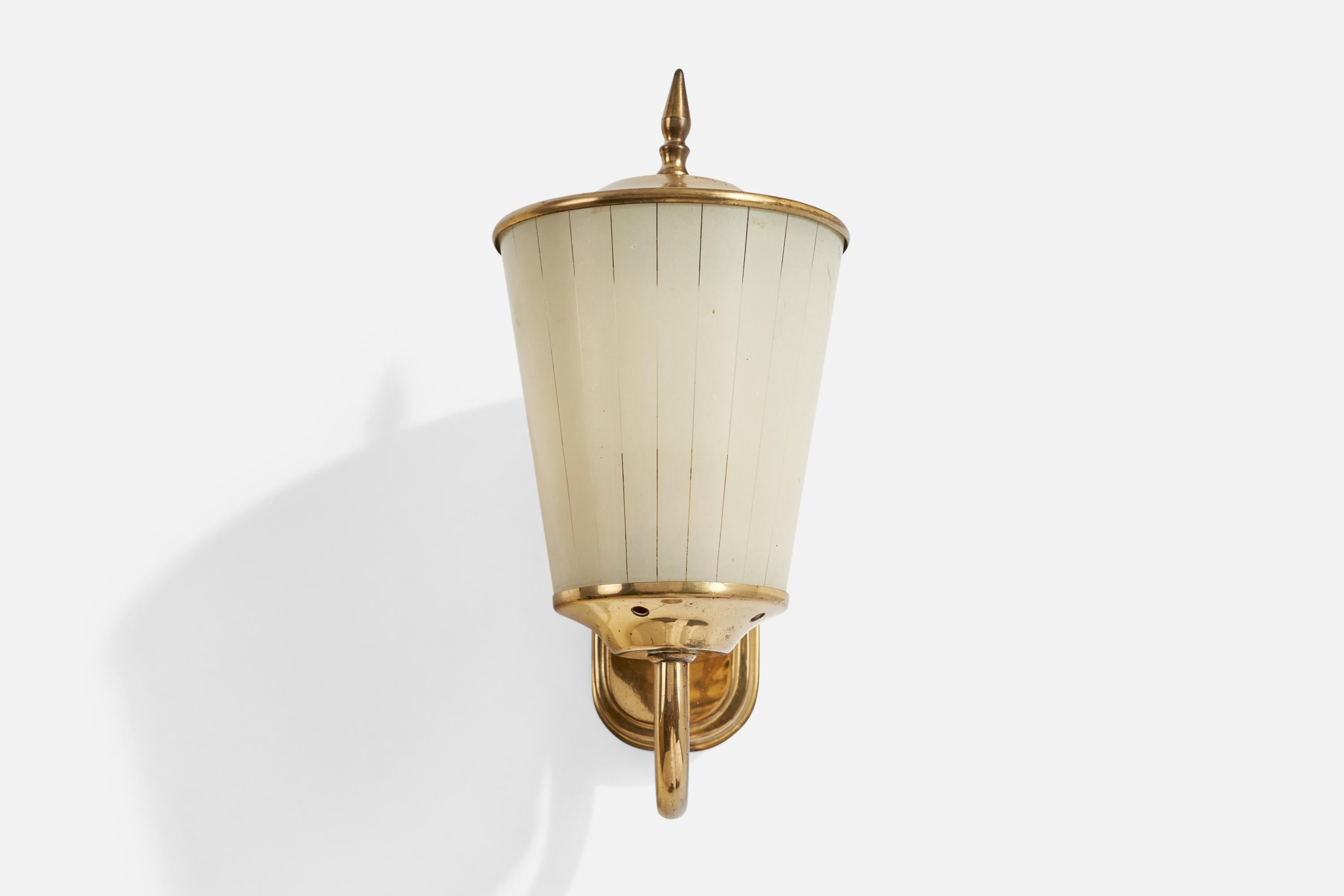 Autrichien Designer autrichien, Wall Light, laiton, verre, Autriche, années 1950 en vente