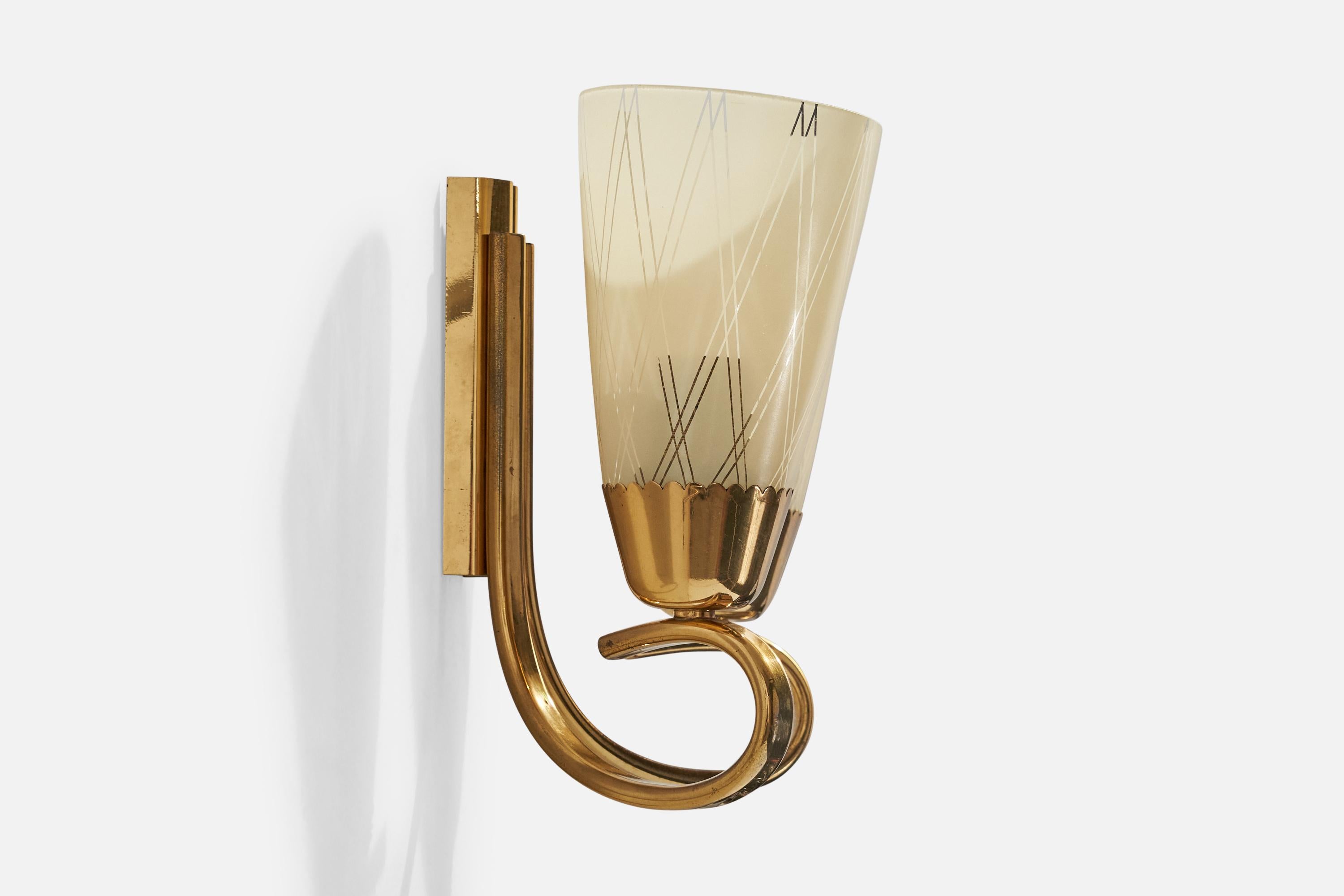 Designer autrichien, Wall Light, laiton, verre, Autriche, années 1950 Bon état - En vente à High Point, NC