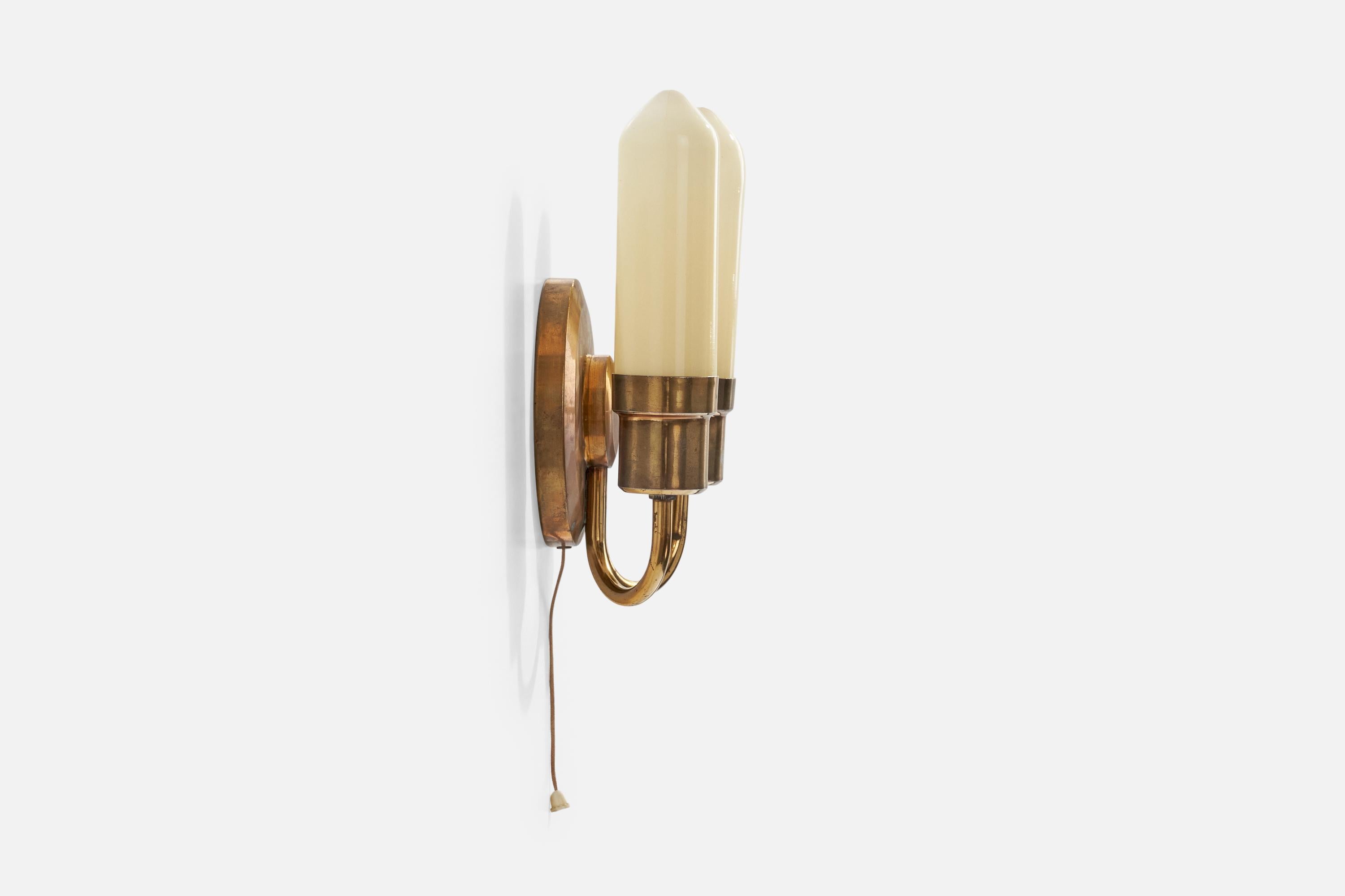 Designer autrichien, Wall Light, laiton, verre, Autriche, années 1950 Bon état - En vente à High Point, NC