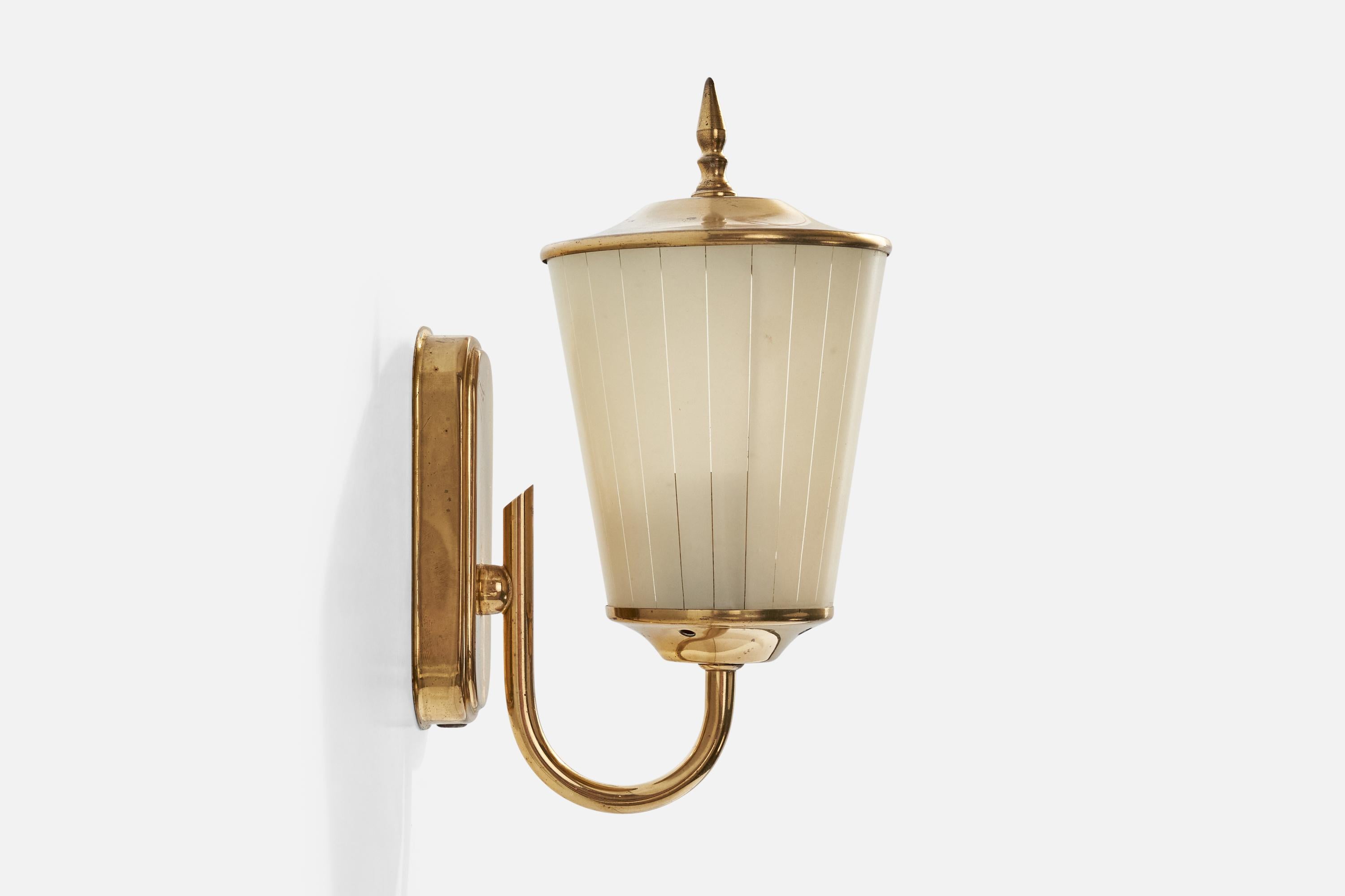 Designer autrichien, Wall Light, laiton, verre, Autriche, années 1950 Bon état - En vente à High Point, NC