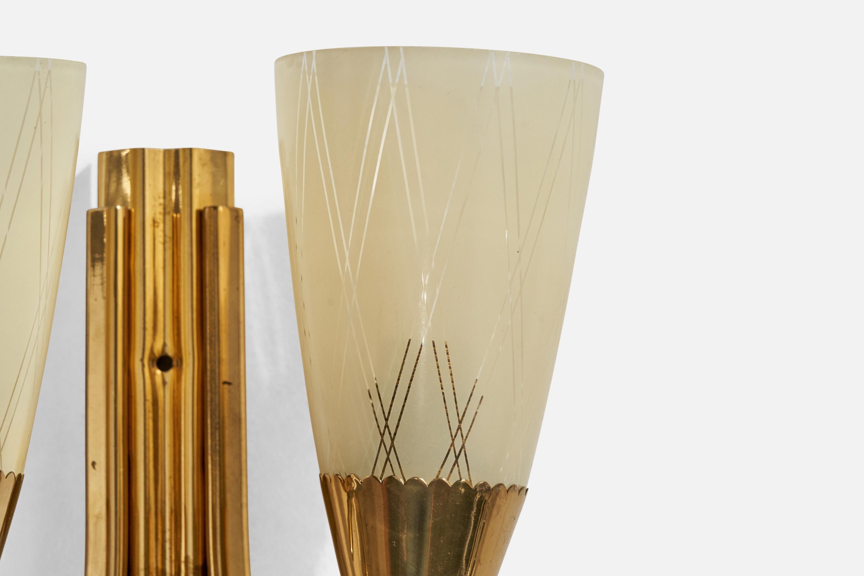 Milieu du XXe siècle Designer autrichien, Wall Light, laiton, verre, Autriche, années 1950 en vente