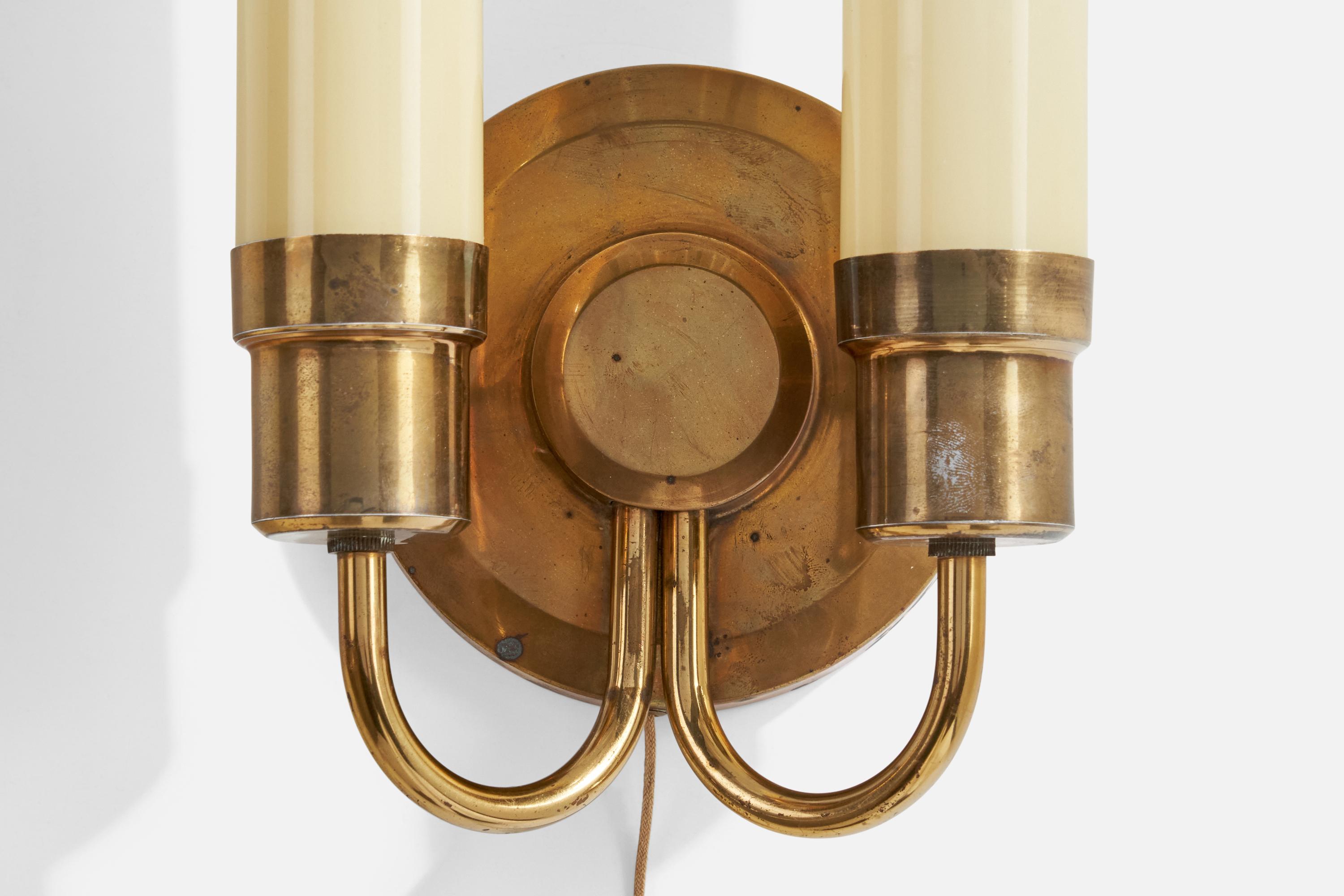 Milieu du XXe siècle Designer autrichien, Wall Light, laiton, verre, Autriche, années 1950 en vente