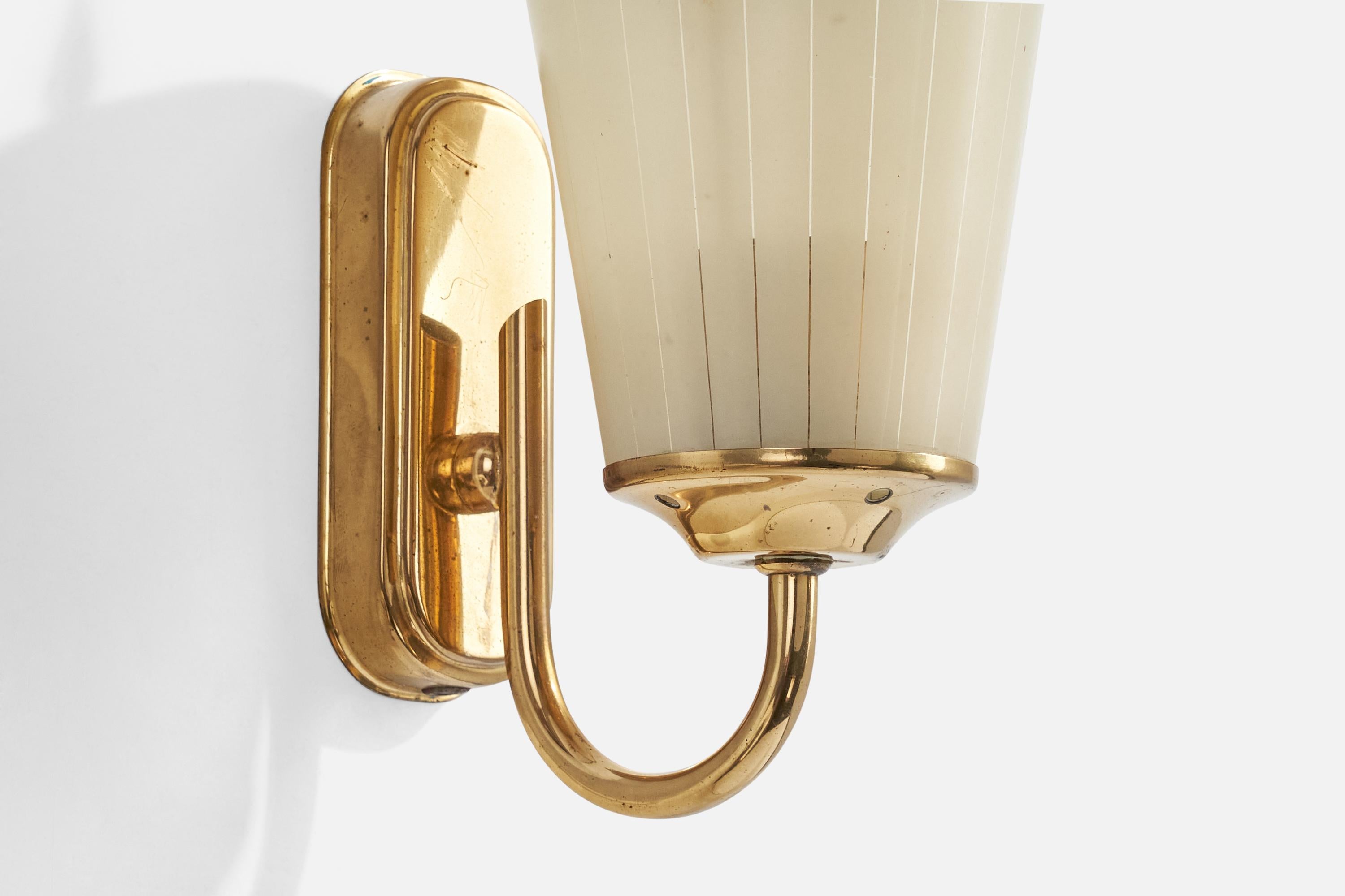 Milieu du XXe siècle Designer autrichien, Wall Light, laiton, verre, Autriche, années 1950 en vente