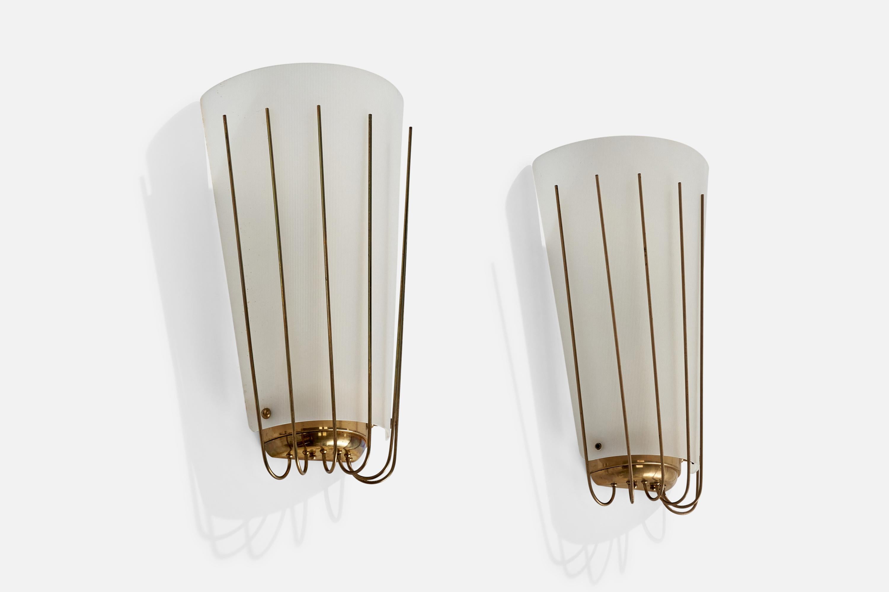 Ein Paar Wandleuchten aus Messing und Acryl, entworfen und hergestellt in Österreich, ca. 1950er Jahre.

Gesamtabmessungen (Zoll): 18,375