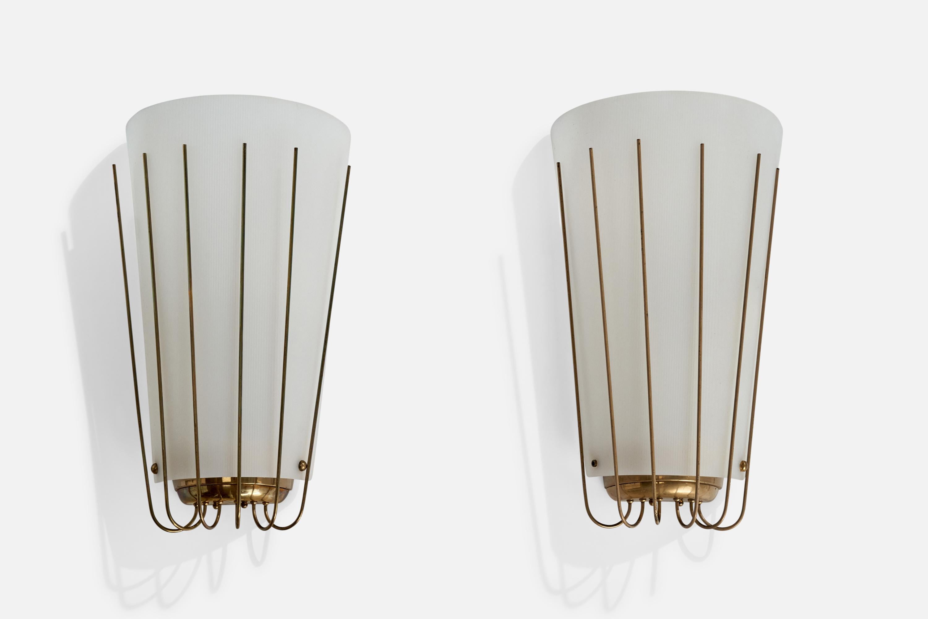 Österreichischer Designer, Wandleuchten, Messing, Acryl, Österreich, 1950er Jahre (Moderne der Mitte des Jahrhunderts) im Angebot