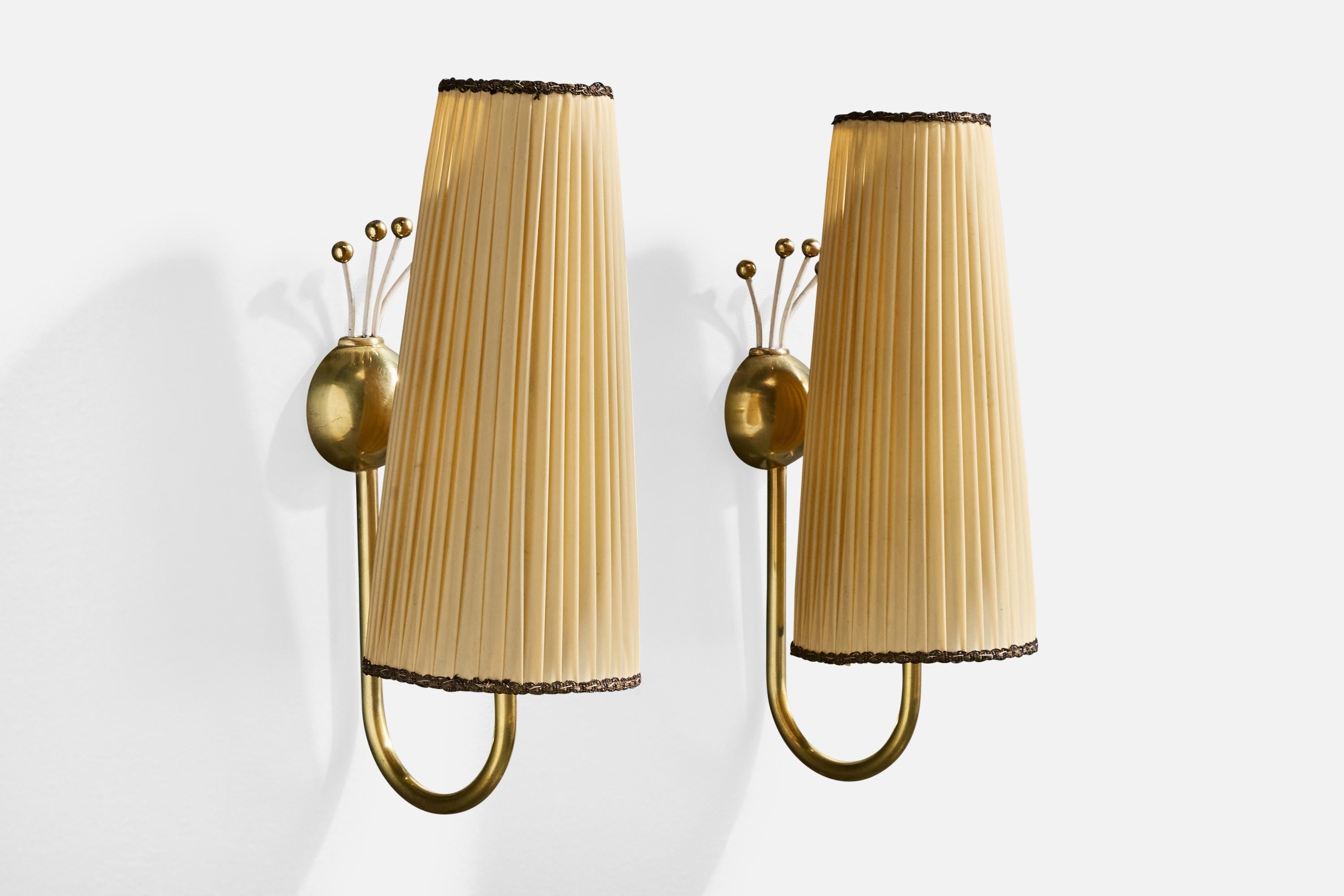 Ein Paar Wandleuchten aus Messing und beigem Stoff, entworfen und hergestellt in Österreich, ca. 1950er Jahre.

Gesamtabmessungen (Zoll): 12,5 