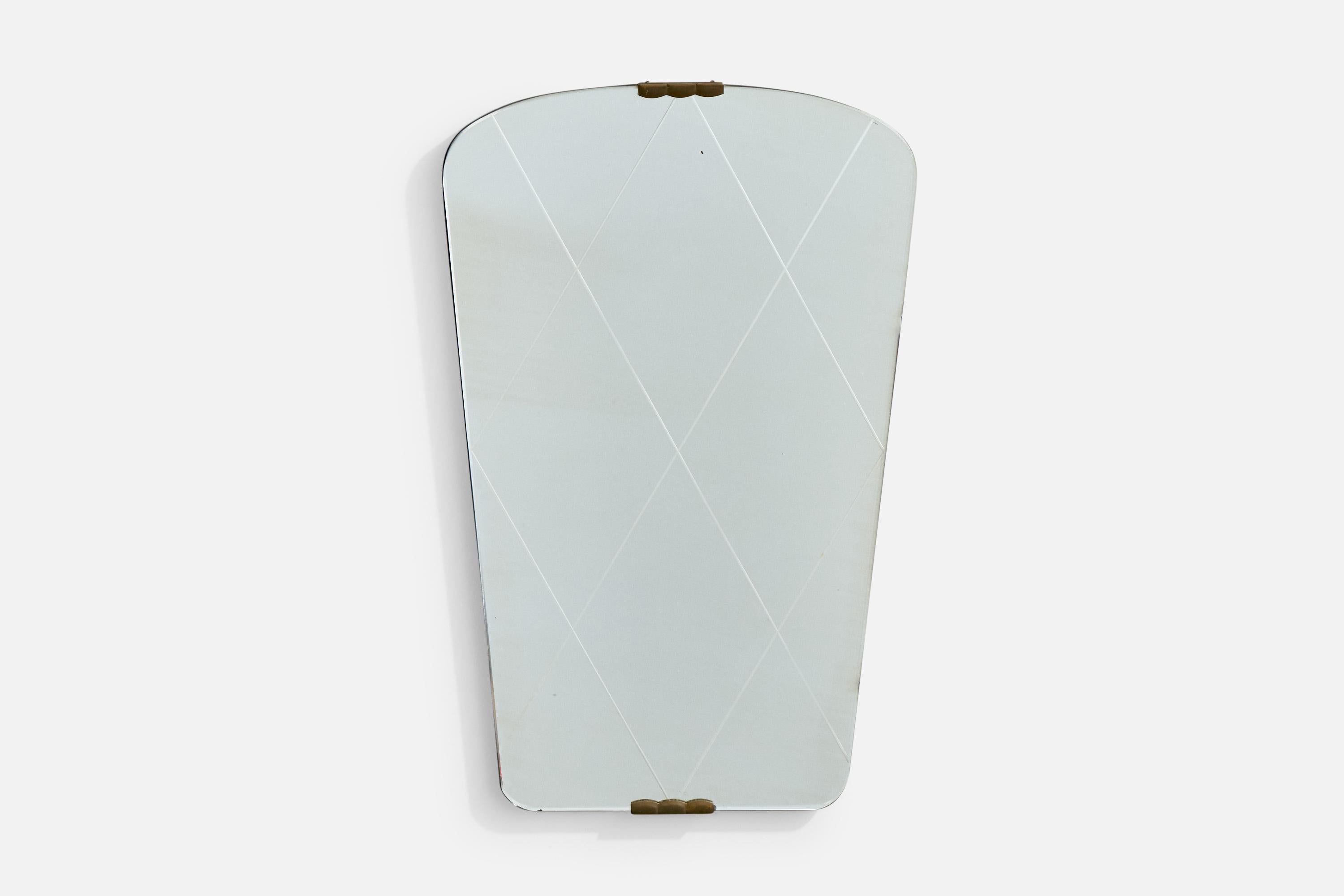 Miroir mural en verre gravé, bois et laiton, probablement conçu et produit en Autriche, C.C.

Présence d'oxydation sur le laiton

Usure correspondant à l'âge et à l'usage.

Dimensions globales (pouces) : 21.0 