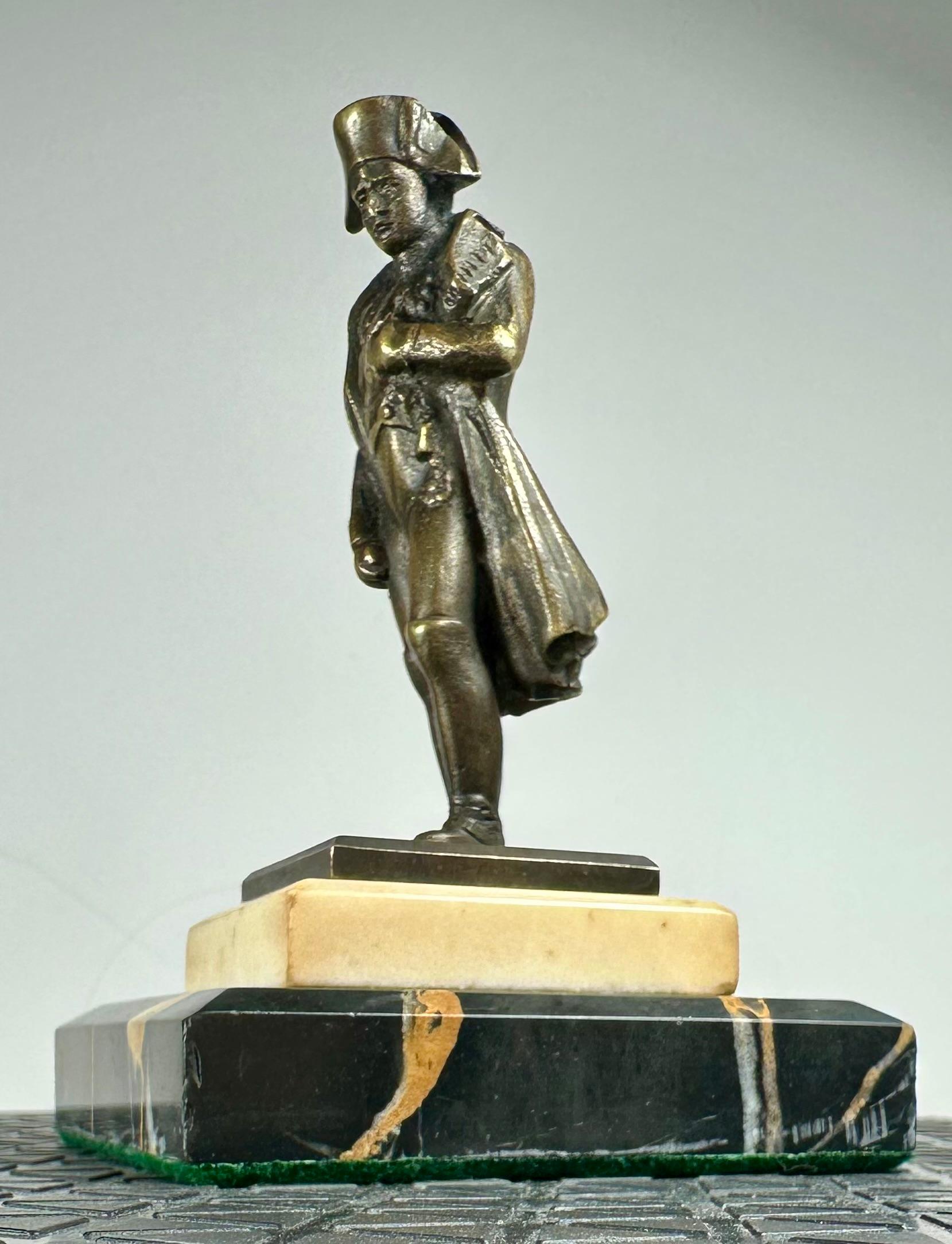 Statuetta austriaca in bronzo di Napoleone Bonaparte firmata KAUBA.

Statuetta in bronzo austriaca del XIX secolo dell'imperatore francese Napoleone Bonaparte. È stato creato nel laboratorio di Carl Kauba (1865-1922) a Vienna, in Austria. La figura