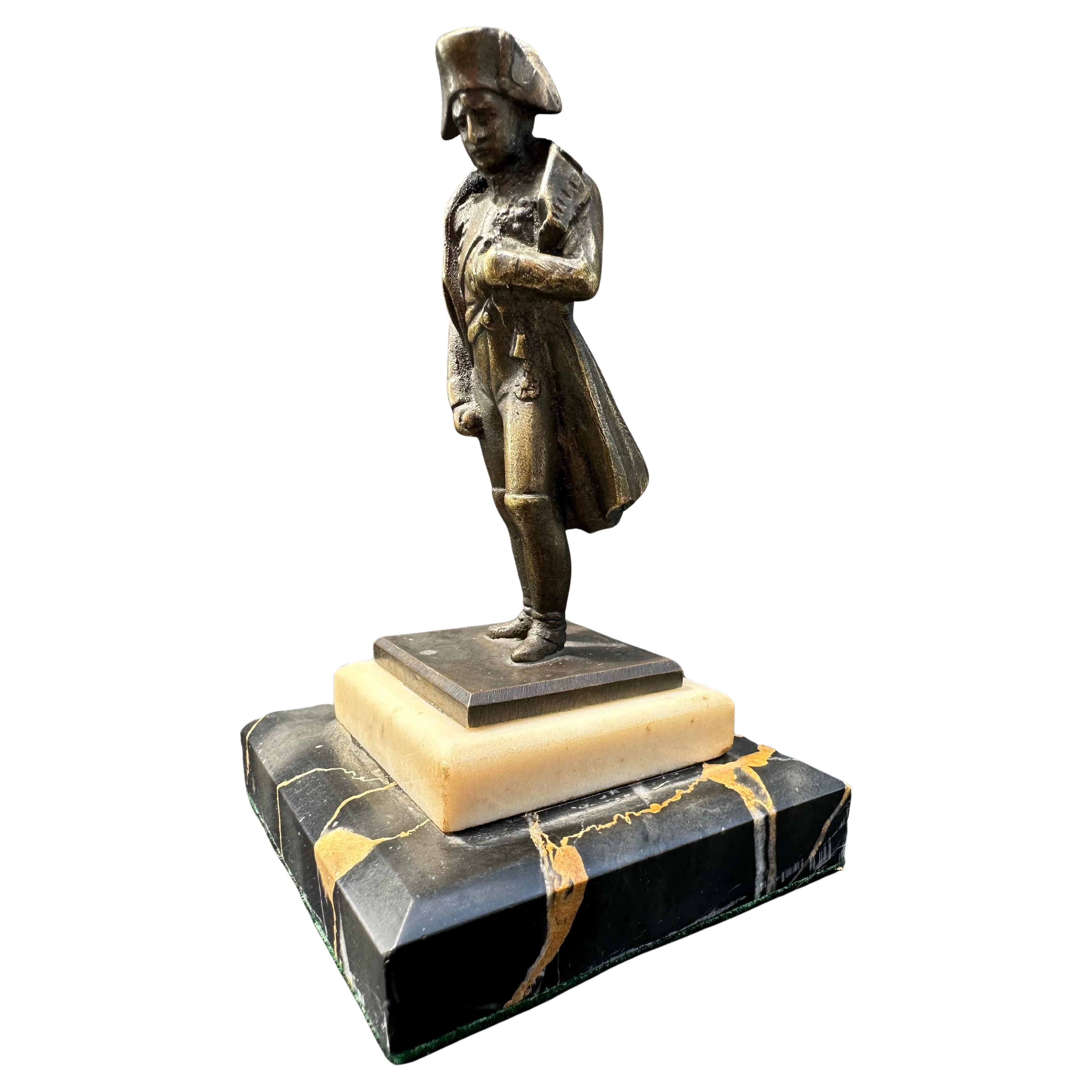 Estatuilla austriaca diminuta de bronce de Napoleón Bonaparte Firmada KAUBA.