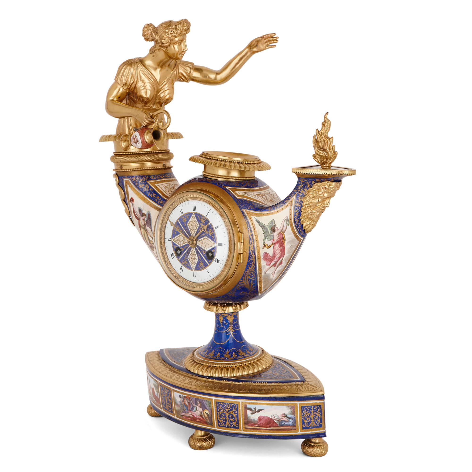 Diese prächtige silbervergoldete und emaillierte Lampenuhr wurde um 1870 in Wien hergestellt. Die Uhr steht auf einem rautenförmigen Sockel, der mit emaillierten Tafeln versehen ist, auf denen liegende Figuren dargestellt sind, die von Tafeln mit